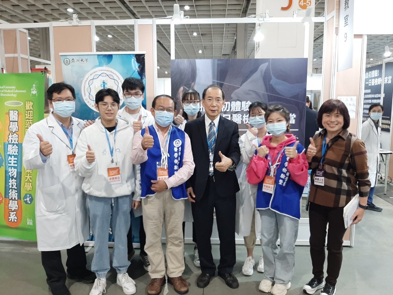 圖為亞大醫健學院長吳俊忠(前排右3),與參與醫療展的亞大醫技系師生合影。