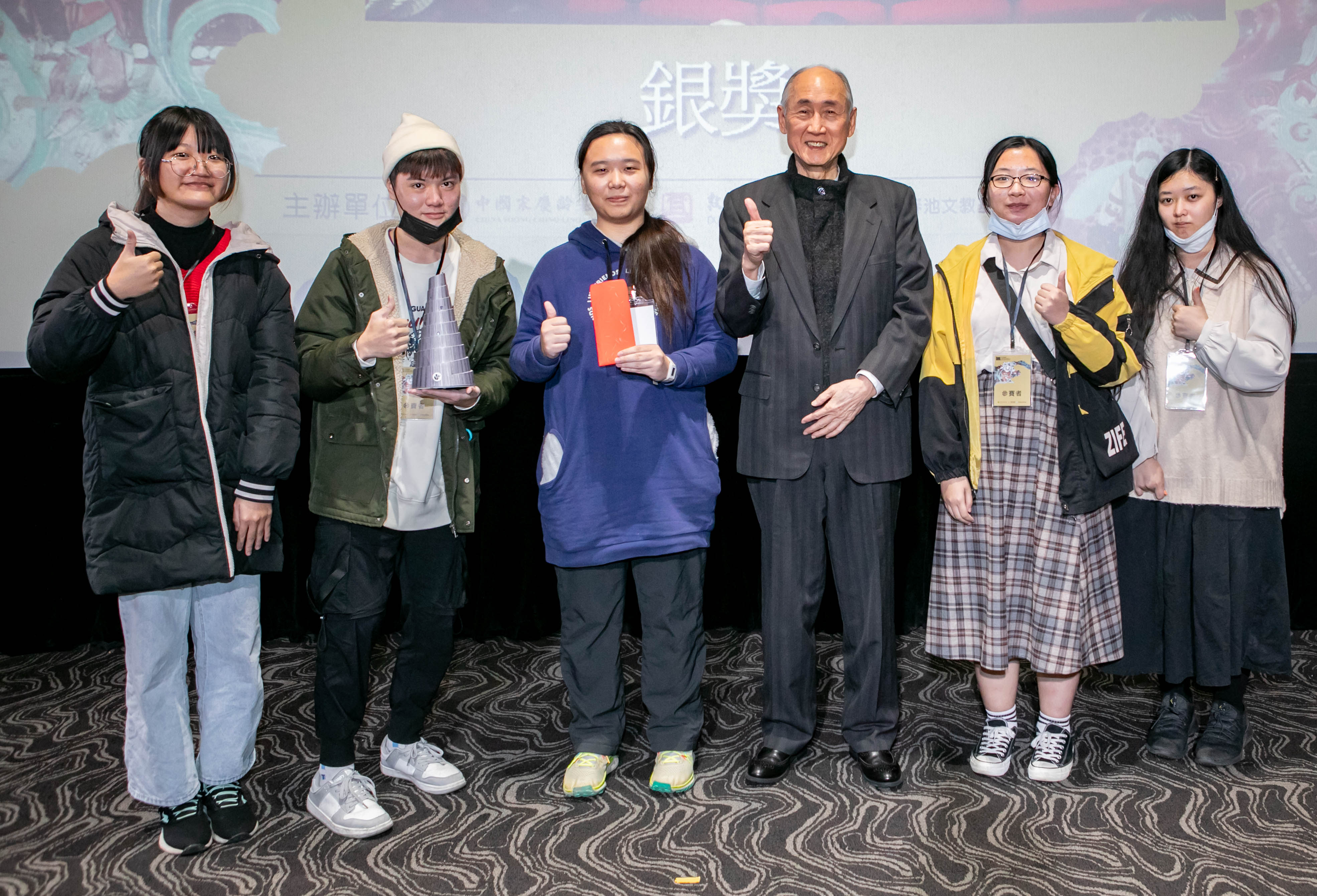 圖為亞大數媒系6位同學的動畫作品《悟刻》,獲銀獎,上台接受頒獎。