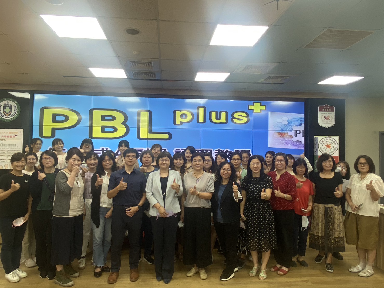 圖為亞大護理系同學,運用ChatGPT檢視護理計畫,確認護理臨床推理與判斷。