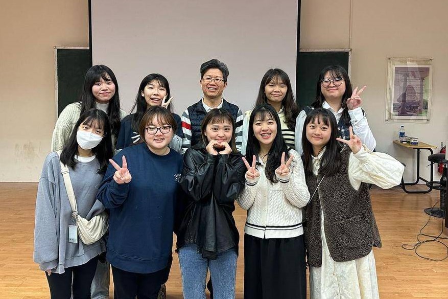 圖為亞大幼教系主任陳昇飛(後排中),和參加實習成果簡報競賽的同學合影。