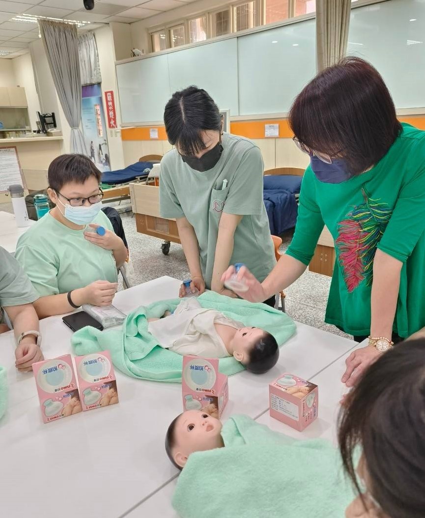圖為亞大後護系同學,在兒科護理學及實作課程,運用高階擬「真SIM baby」設備,擬真學習兒科照護的專業知能。