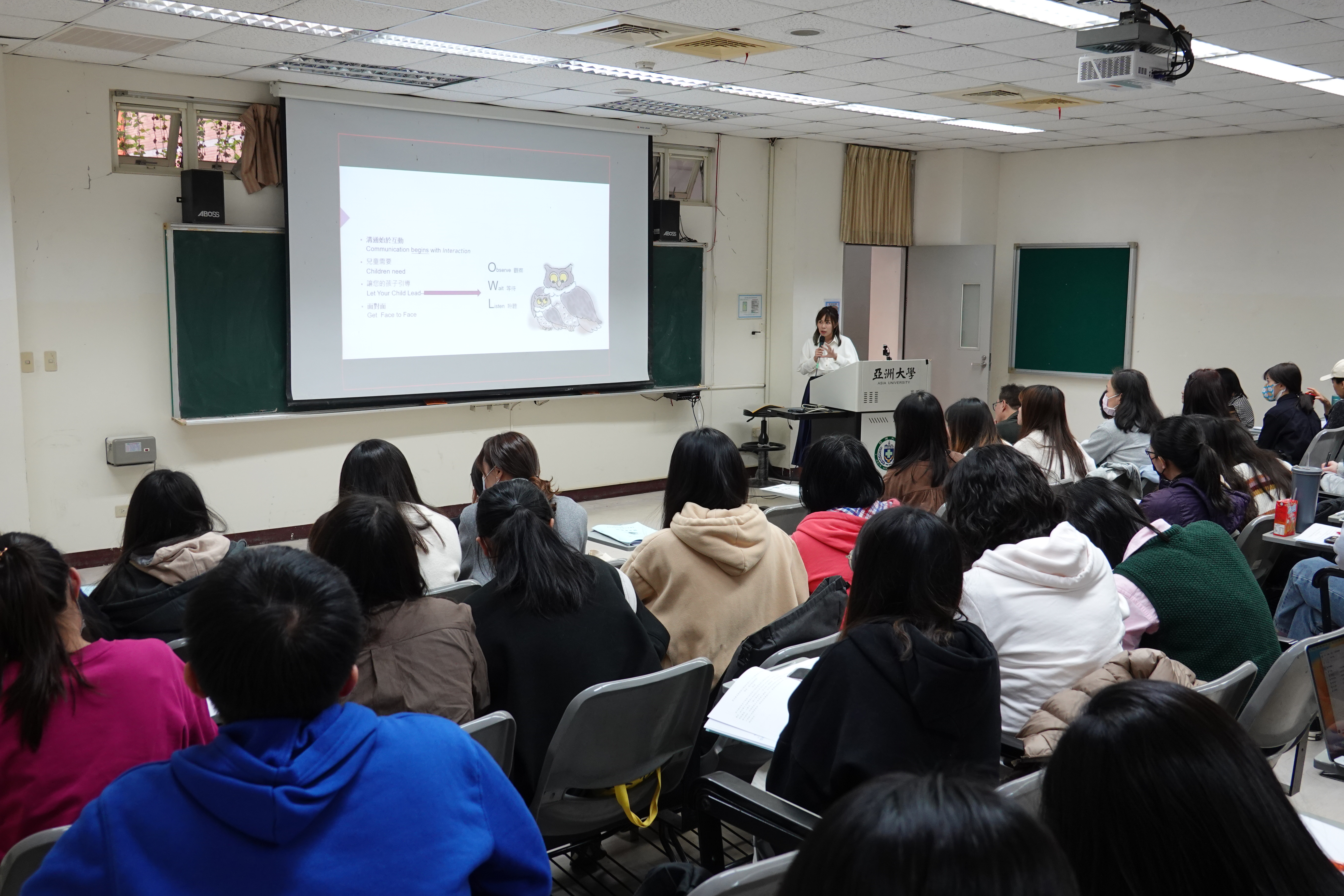 圖為亞大聽語系舉辦「全國兒童語言障礙研習會」,參與學員認真聽講。