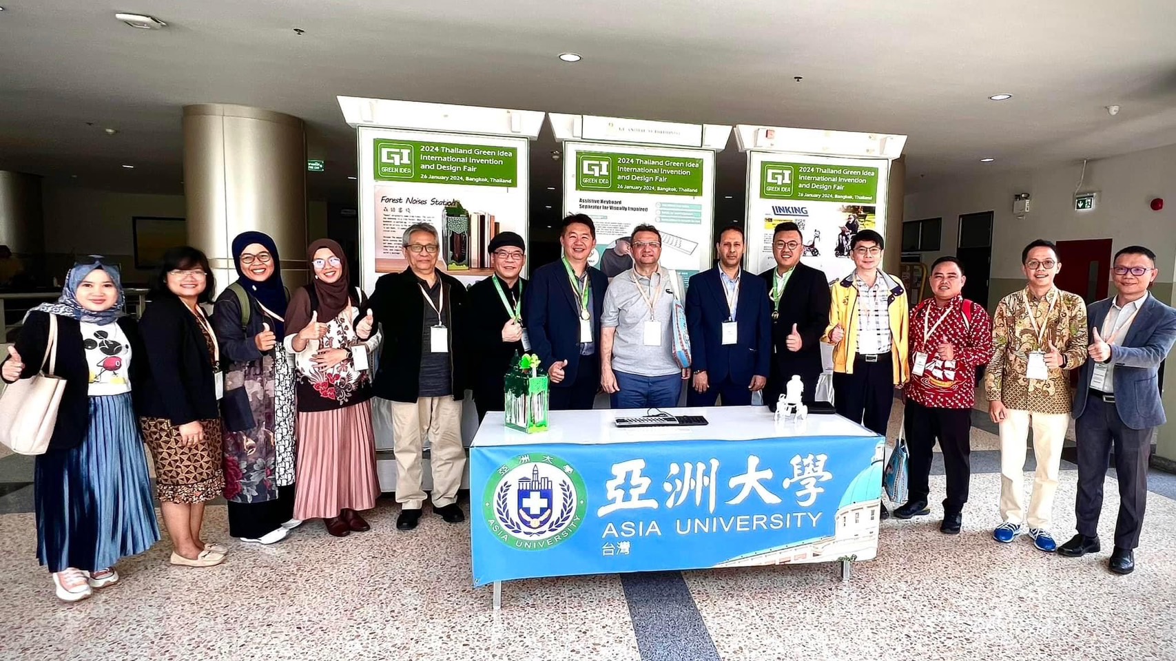 圖為參加「2024 ECEI綠點子泰國發明展」的其他國家代表,在亞大攤位前合影。