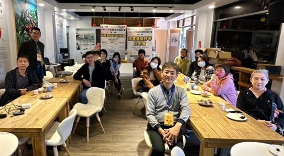圖為第4場「節電星級評等說明會」,亞大商應系陳大正教授(前排左),與華山商圈在地店家合影。