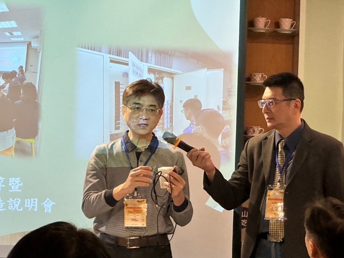 圖為亞大商應系陳大正教授(左),為店家展示用電感測器的運作方式。