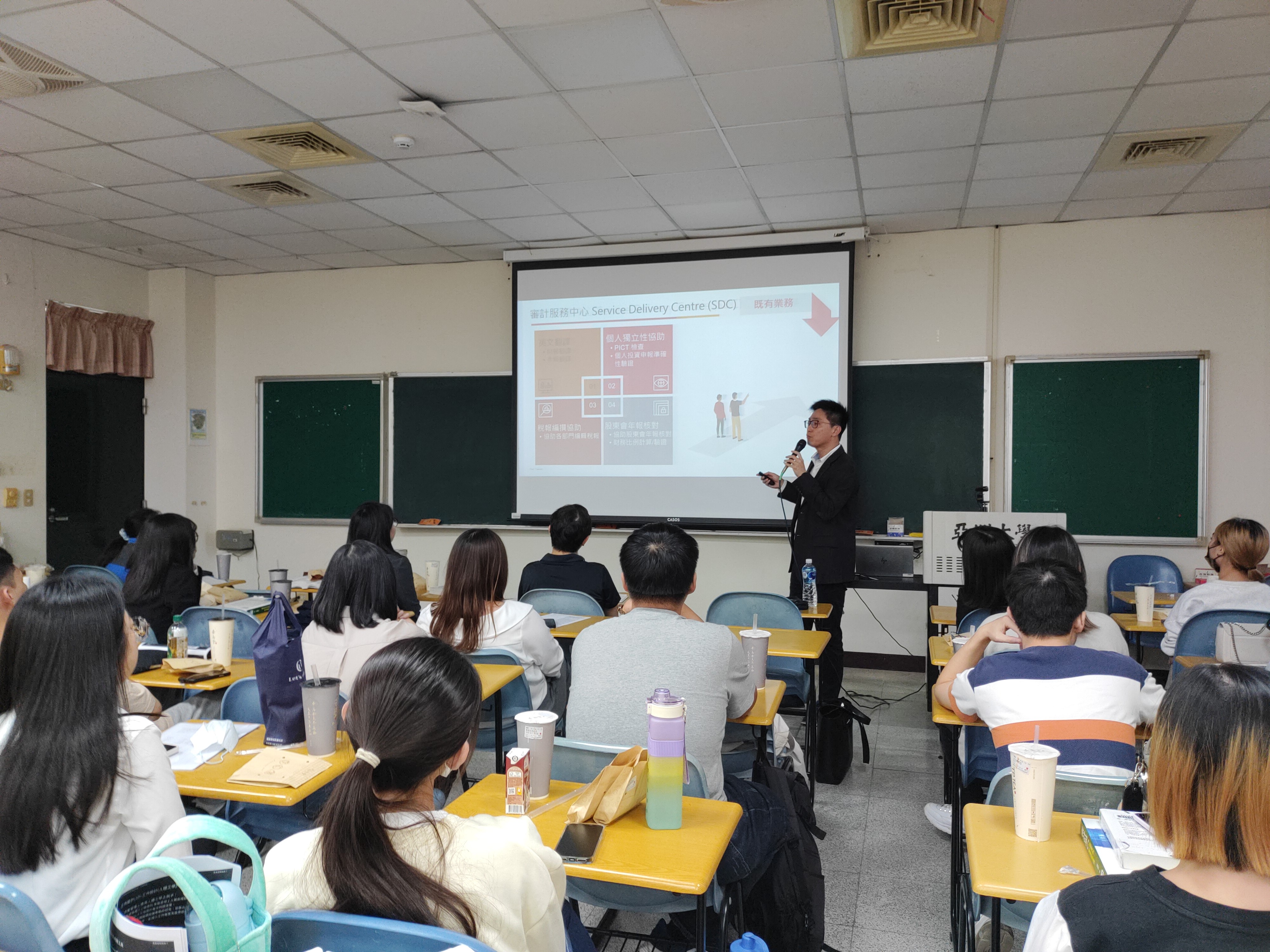 圖為資誠會計師事務所吳偉豪會計師,率團隊到亞大校園徵才。