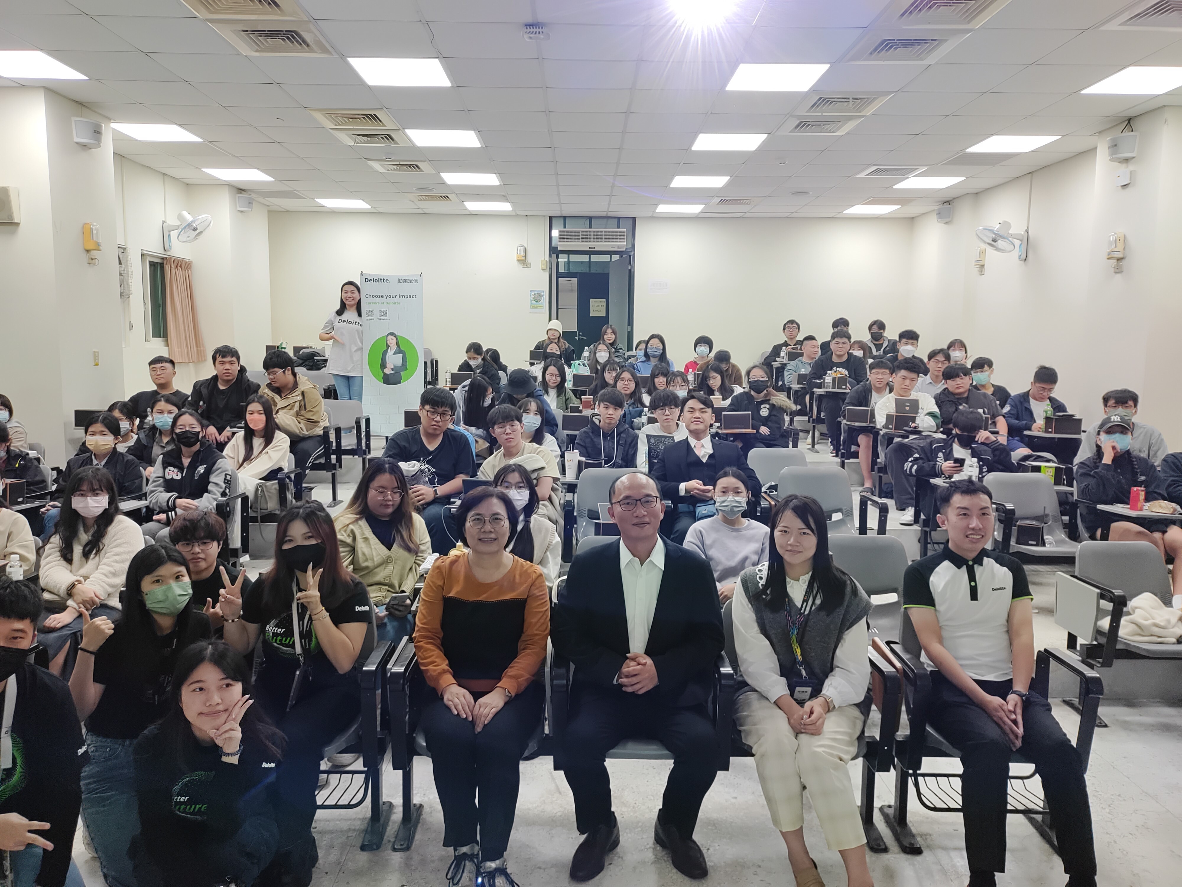 圖為勤業眾信會計師事務所到亞大會資系徵才,與師生合影。