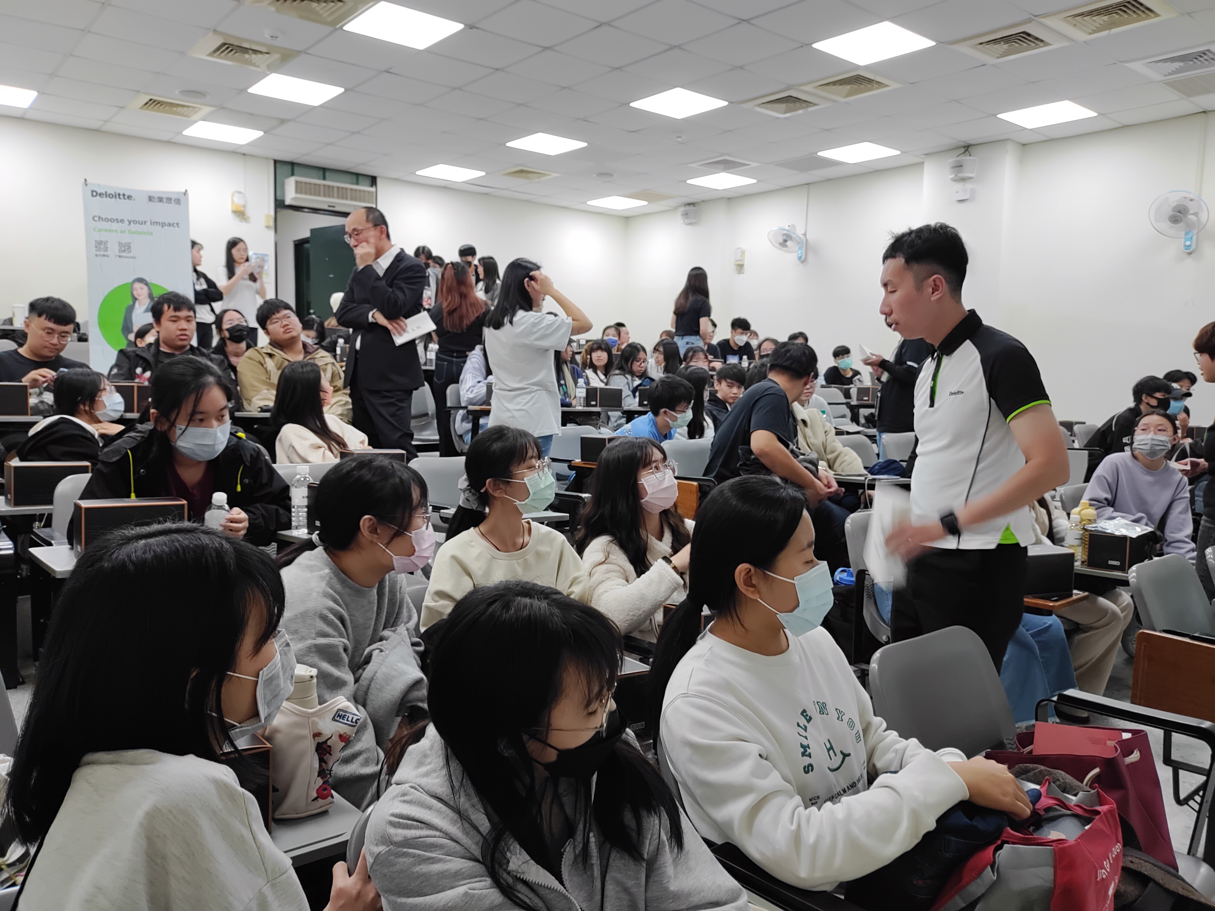 圖為勤業眾信會計師事務所人員,分組解答會計師業務、薪資福利等問題。