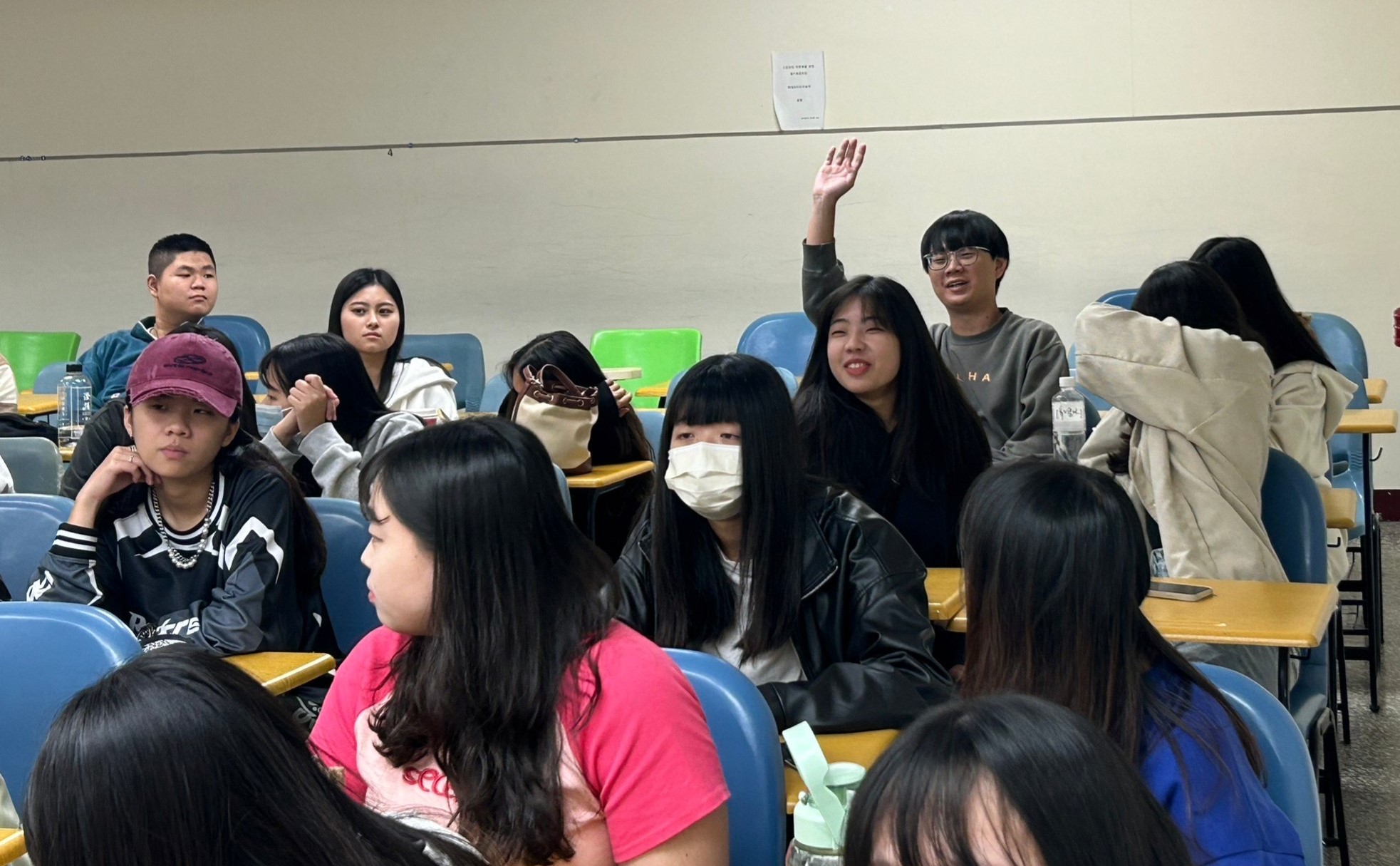 圖為亞大資傳系同學,在講座上紛紛詢問黃琇怡導演各種製片上的問題。