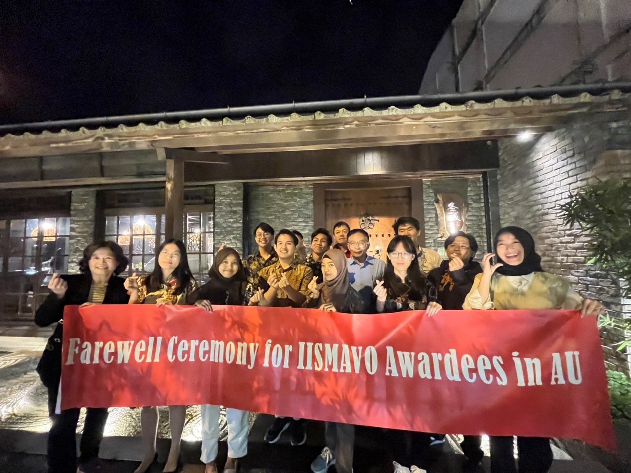 圖為亞大國際長陳英輝(後排右2),與「IISMA計畫」印尼公費生合影。