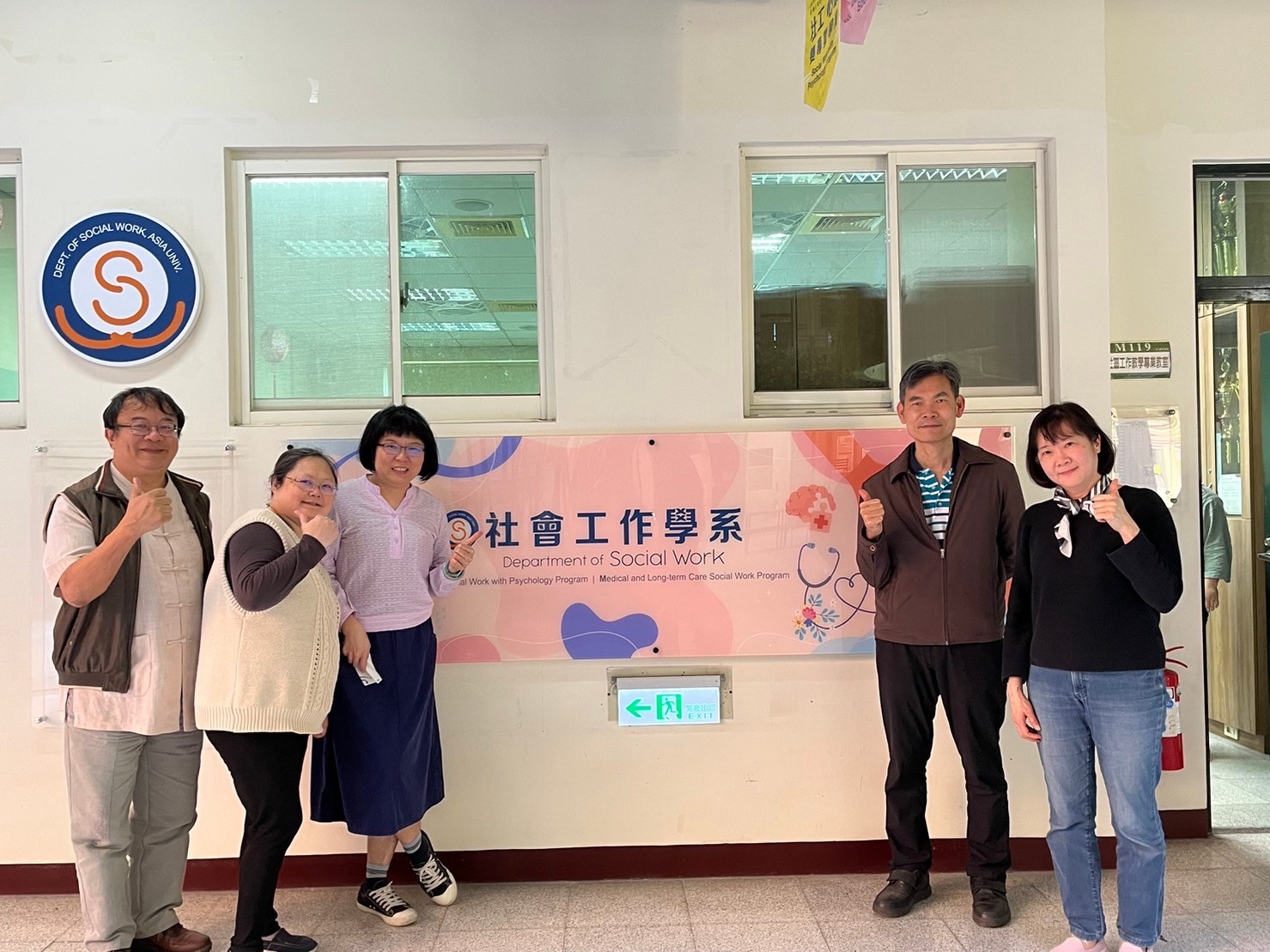圖為亞大社工系承接「相對人服務計畫」的老師,(由左而右)蕭至邦、曾竹寧、南玉芬、林哲瑩、洪千惠5位老師。