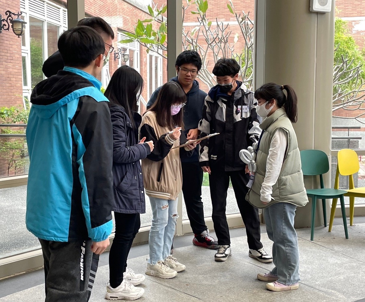 圖為參與營隊的高中生,分組進行闖關活動。