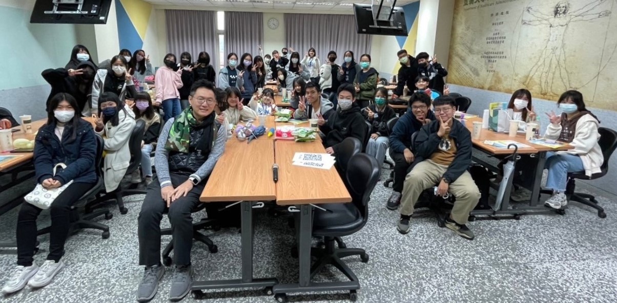 圖為亞大健管系主任楊尚育(前排左2),與營隊學員合影。