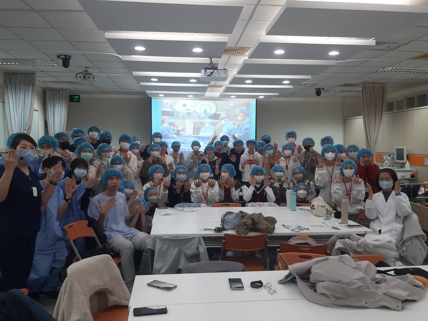 圖為亞大護理學系彭逸稘老師(左1)帶領學員體驗手術情境,與參與高中生合影。