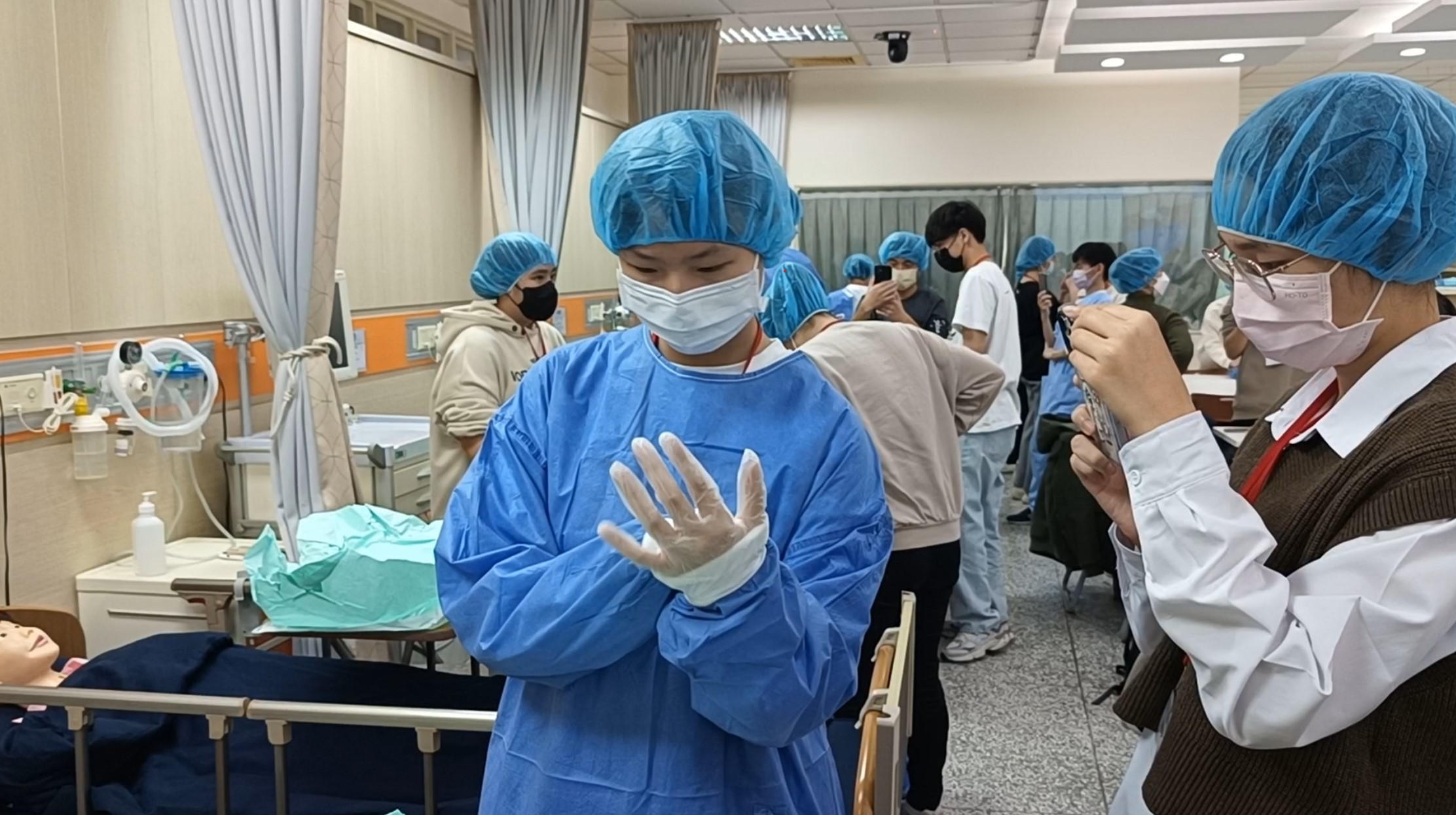 圖為參加急救營的學員,仔細穿上外科手術衣帽,體驗1日護理師。