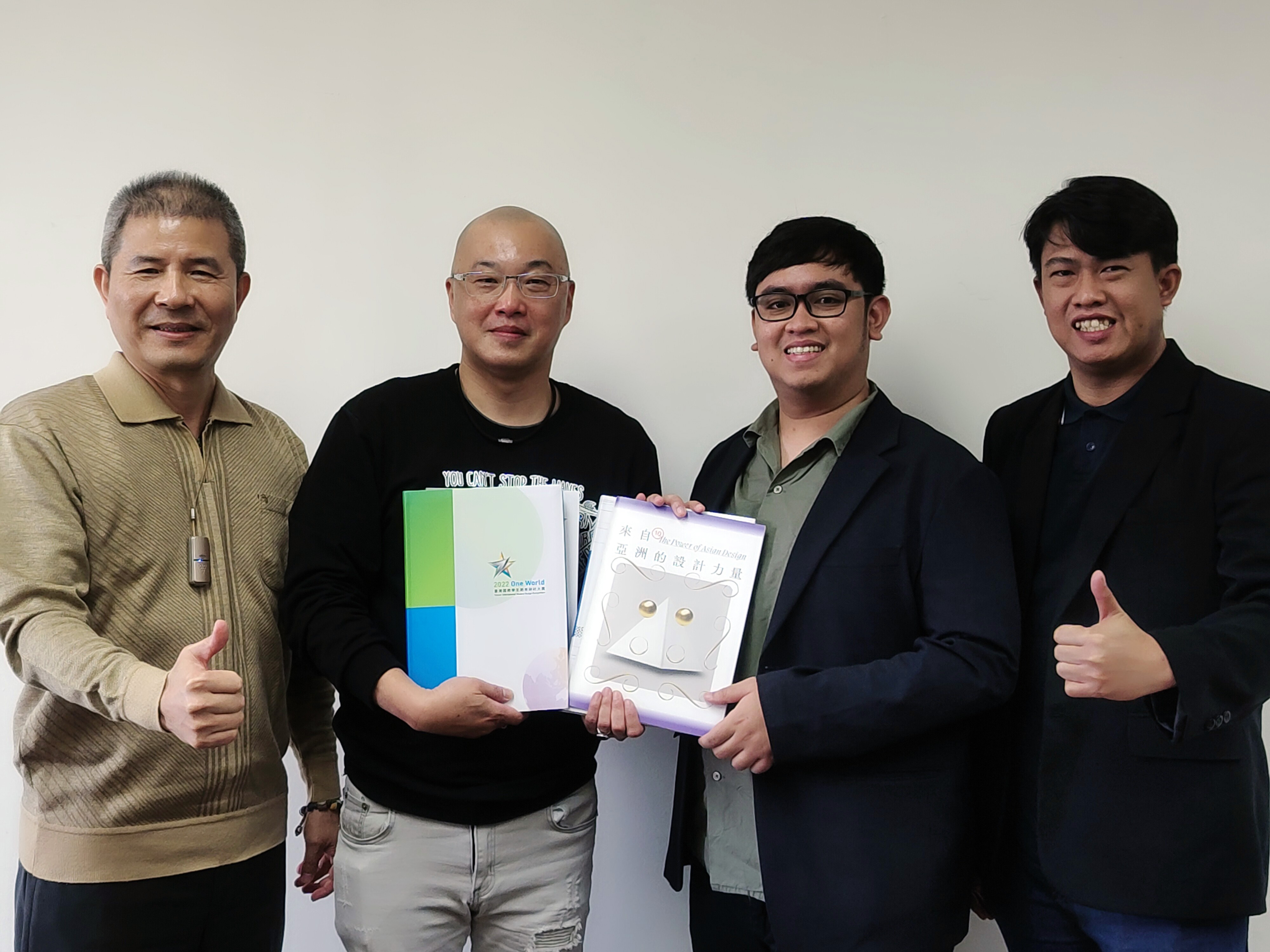 圖為(由左而右)亞大副校長陳啟學、視傳系主任方曉瑋,贈送「台灣國際學生創意設計大賽」、「來自亞洲的設計力量」等亞大設計活動資料,予印尼蘇吉甲普拉那塔天主教大學視覺傳達學系主任Louis Cahyo Kumolo、國際長Peter Ardhianto,期望未來印尼能有更多學生參與設計活動。