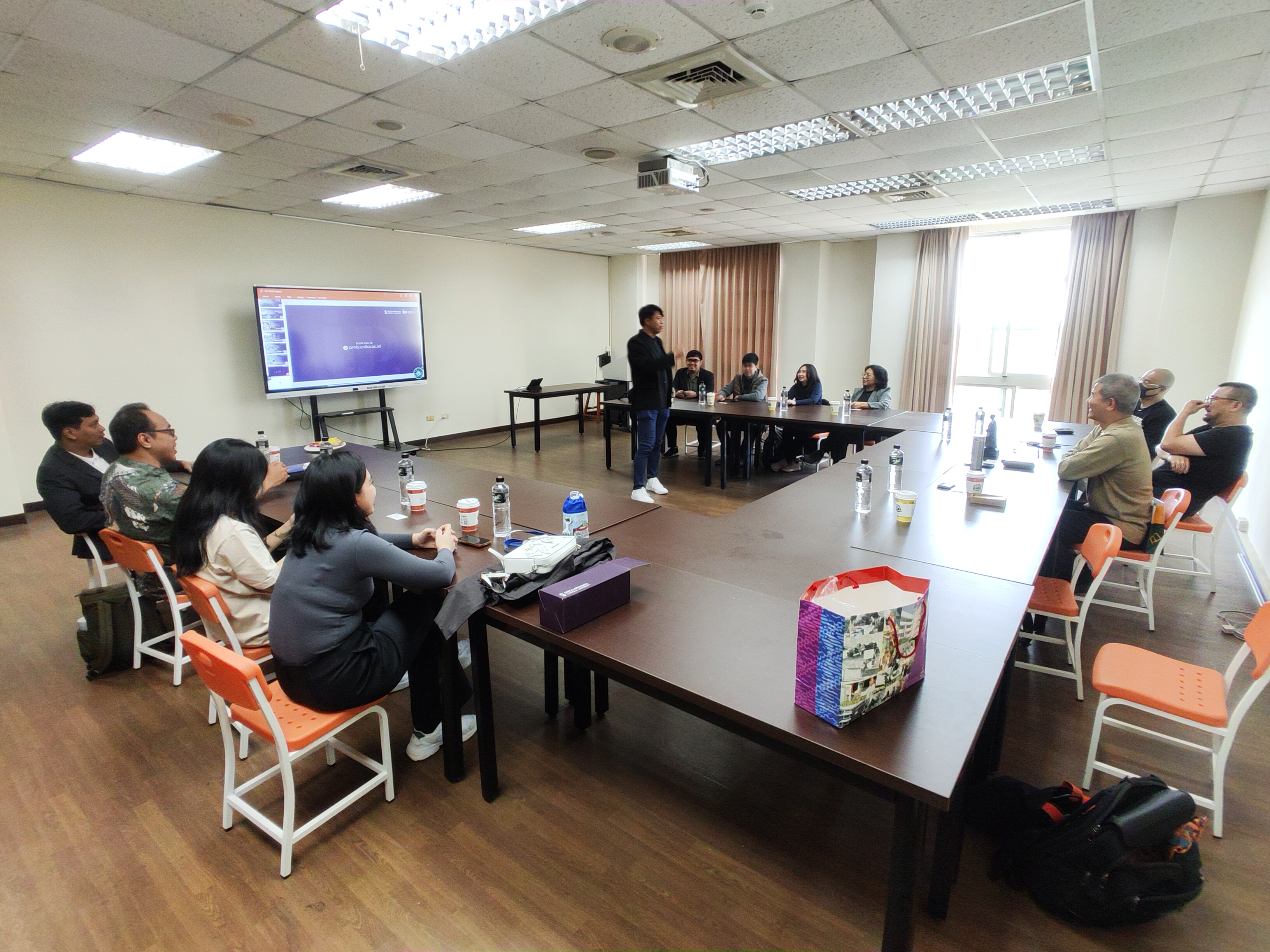 圖為印尼蘇吉甲普拉那塔天主教大學訪問團來亞大,和亞大設計學院教師進行深度學術交流。