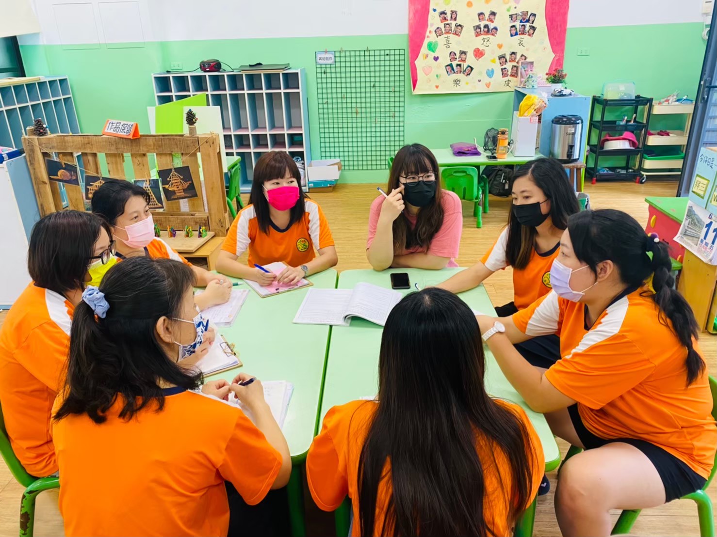 圖為亞大幼教系卓美秀老師(後排右),指導梧鳳非營利幼兒園輔導會議,討論短片製作內容。