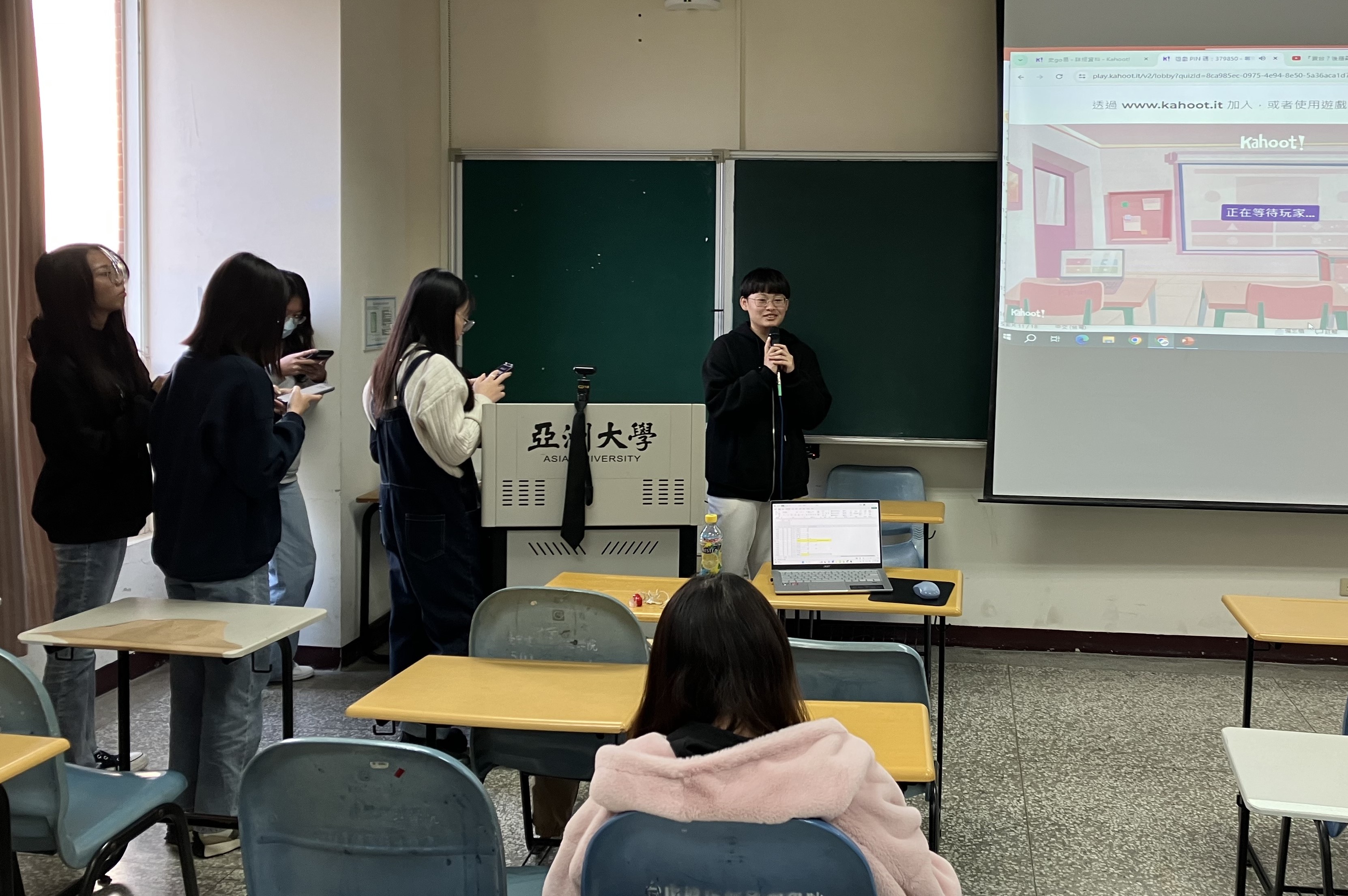 圖為在人工智慧與管理課程的期末報告中,亞大經管系同學分享AI工具的應用。