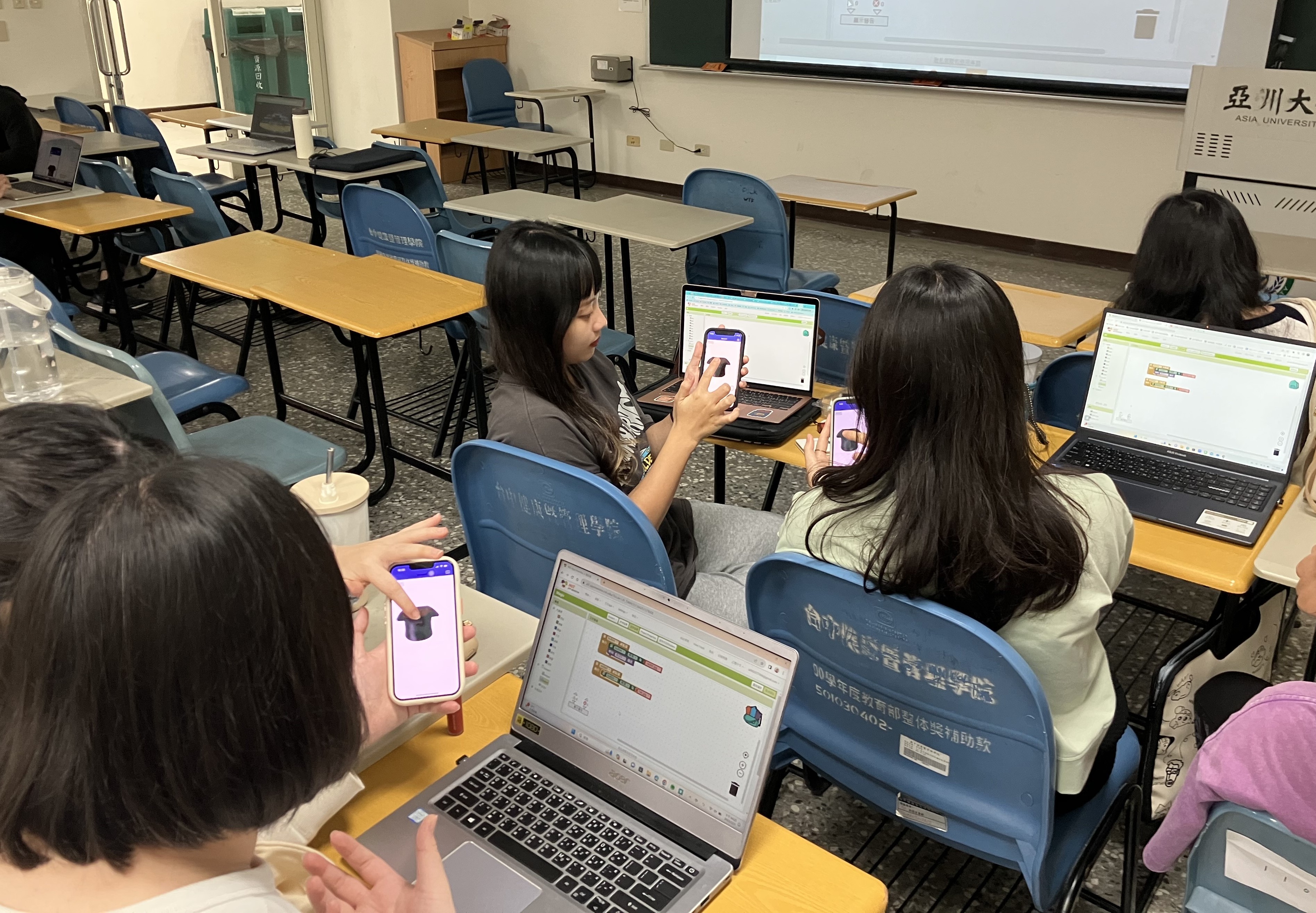 圖為亞大經管系課堂中,同學體驗AI工具實作。