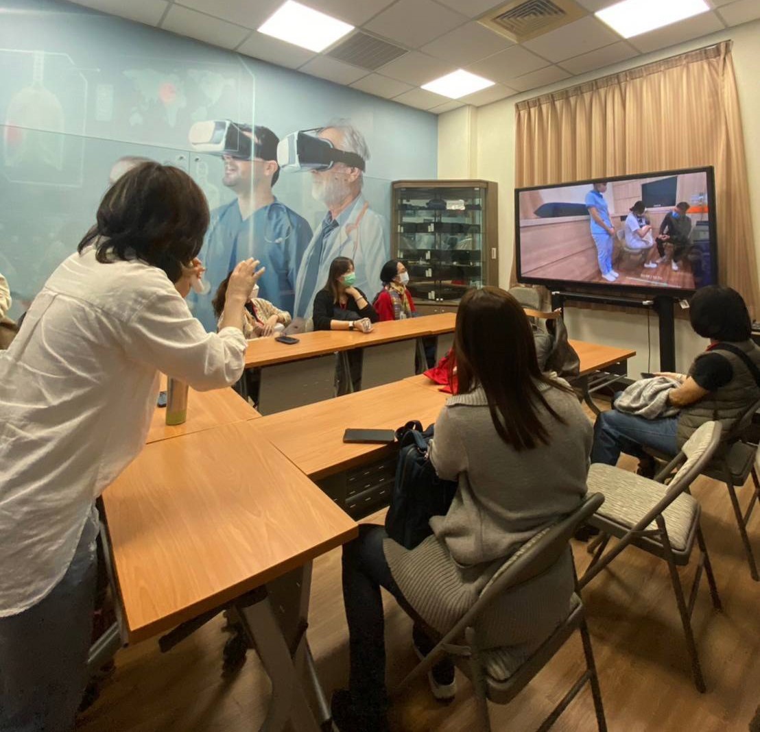圖為參加實體場研討會學員,在亞大護理學院護理元宇宙基地,體驗臨床兒童胸腔物理治療之虛擬實境教材。
