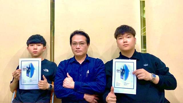 圖圖為亞大室設系劉師源老師(中),和得獎的張家浩(左)、賴冠豪(右)同學合影。