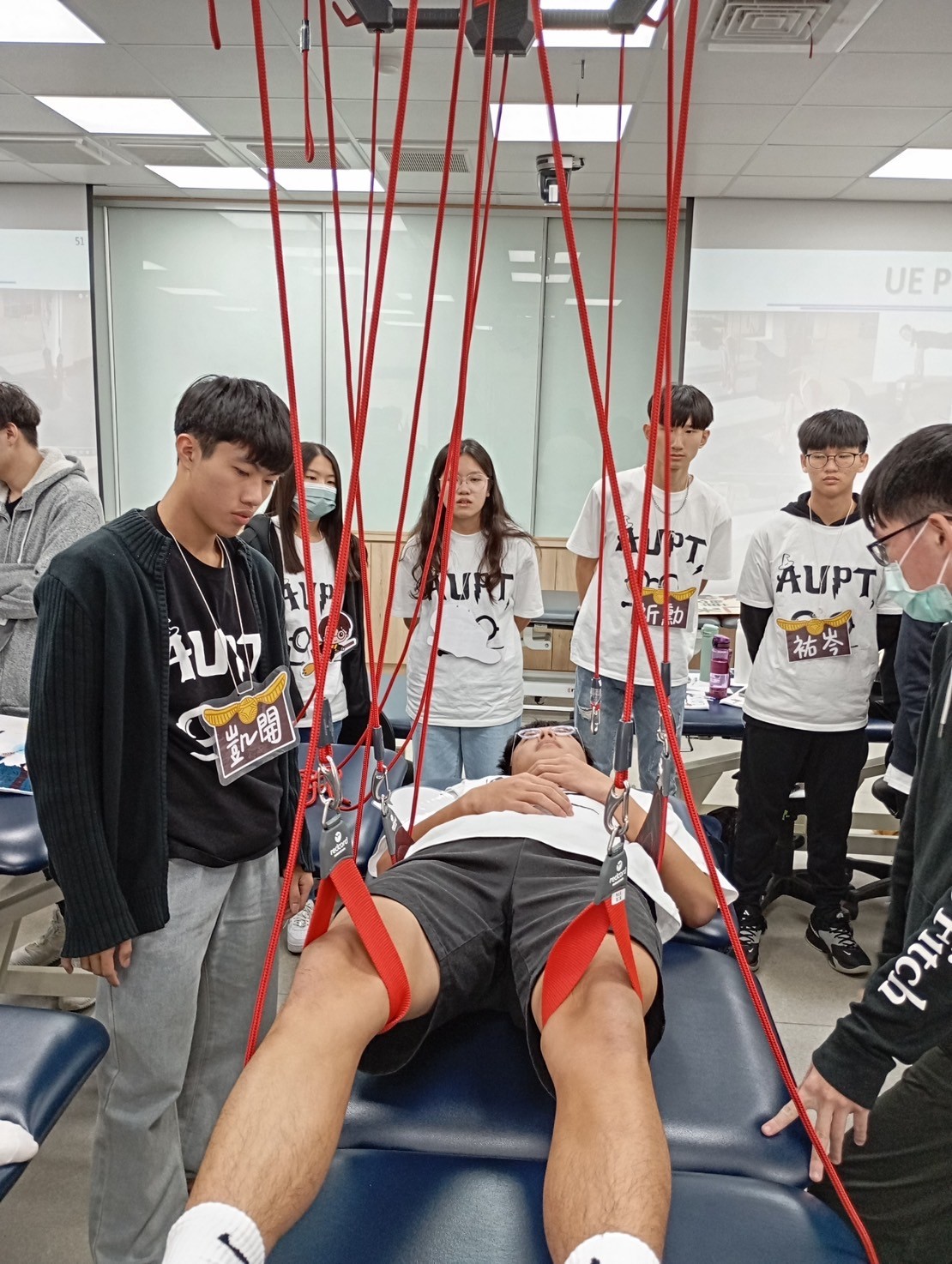 圖為亞大物治營活動中,學員體驗骨科課程中的紅繩操作。