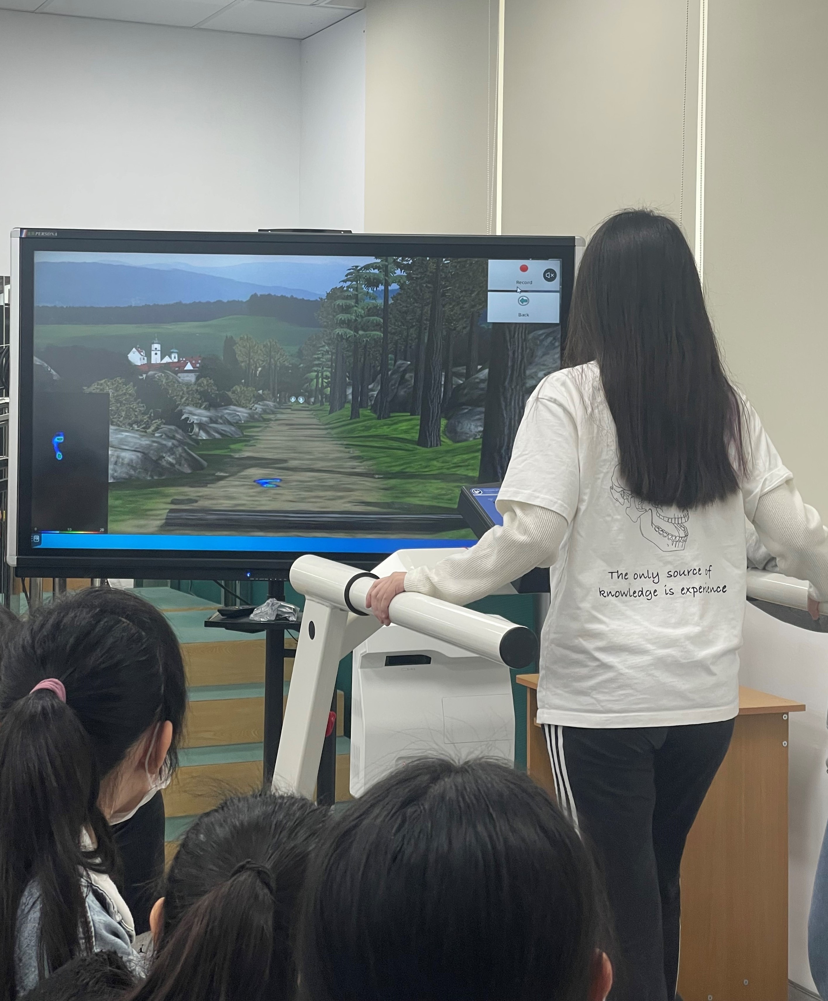 圖為亞大物治營活動中,學員體驗物治VR課程操作。