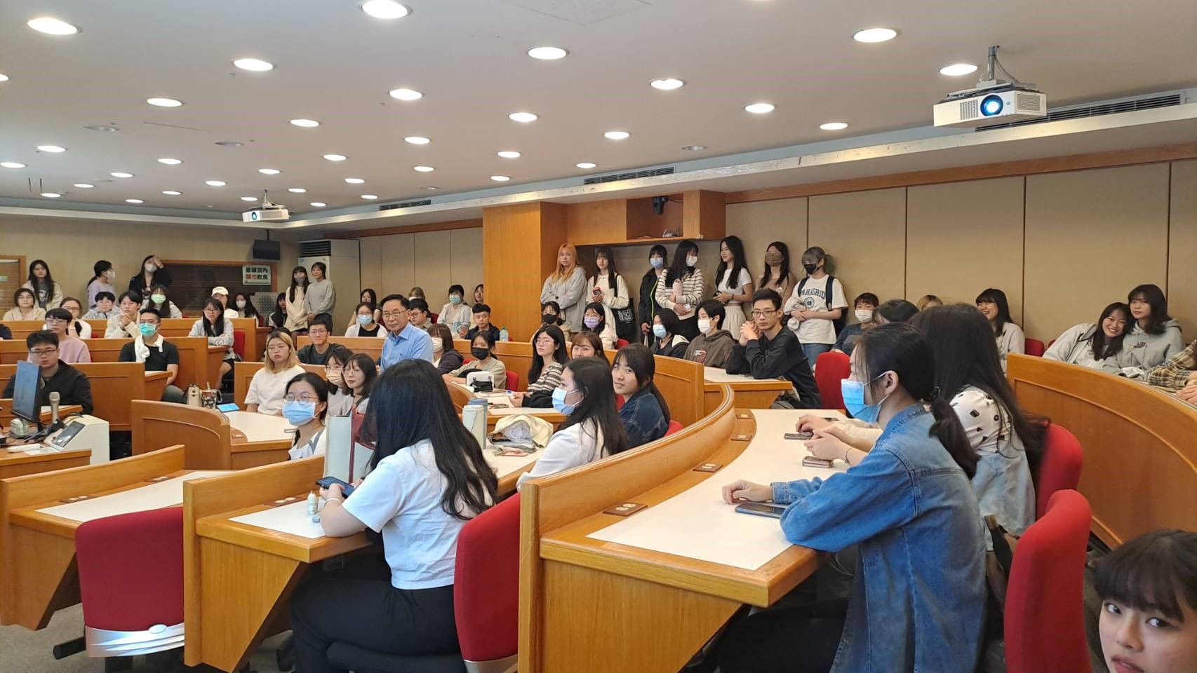 圖為「2024暑期海外學習亮點計畫」說明會,報名同學踴躍。