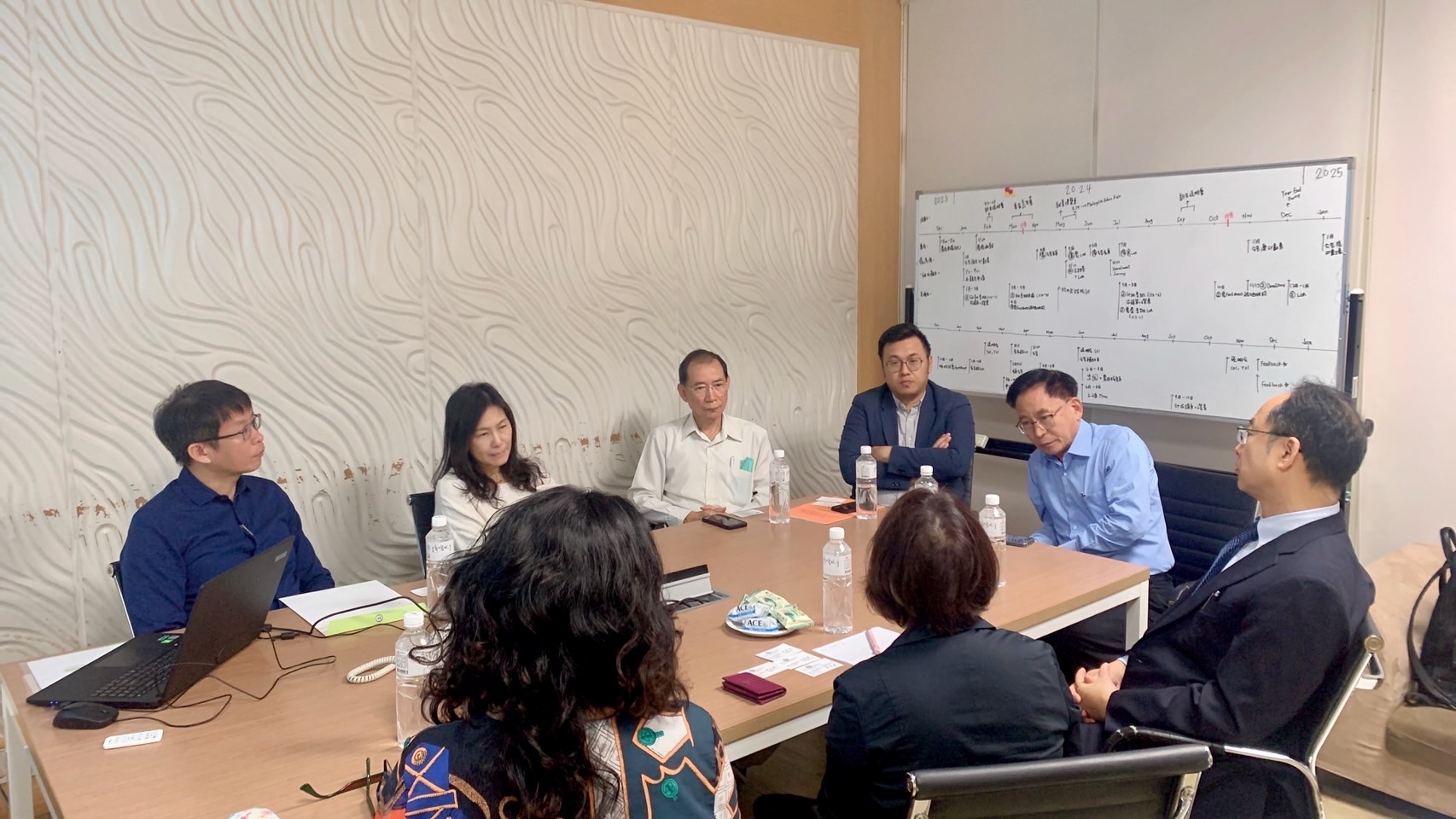 圖為亞大、宮城大學兩校代表,討論雙方的交流合作事宜。