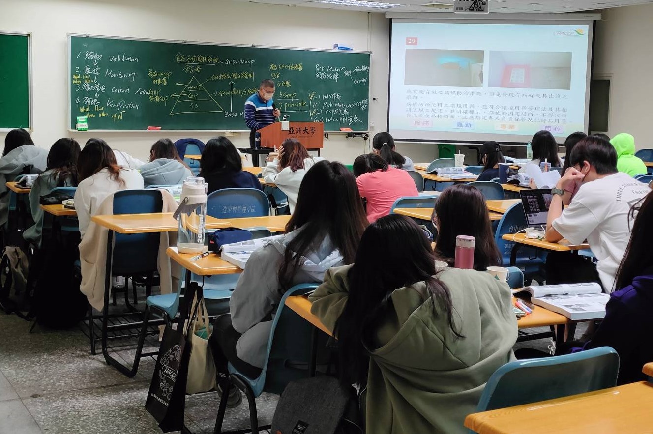 圖為中華食品安全管制系統發展協會榮譽理事陳元科,講授食品及其相關產品追溯追蹤系統。