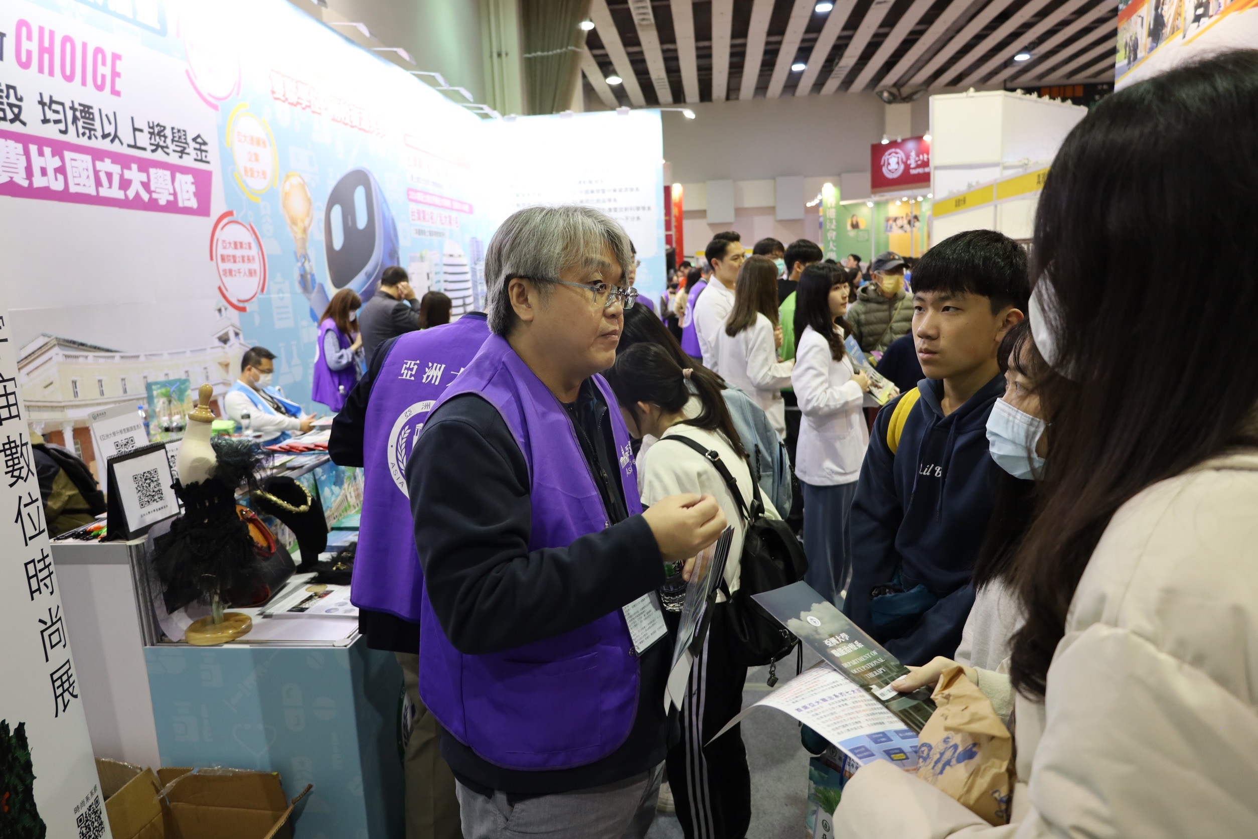 2024大學博覽會台北場,亞大師長詳細向有意就讀考生解說。