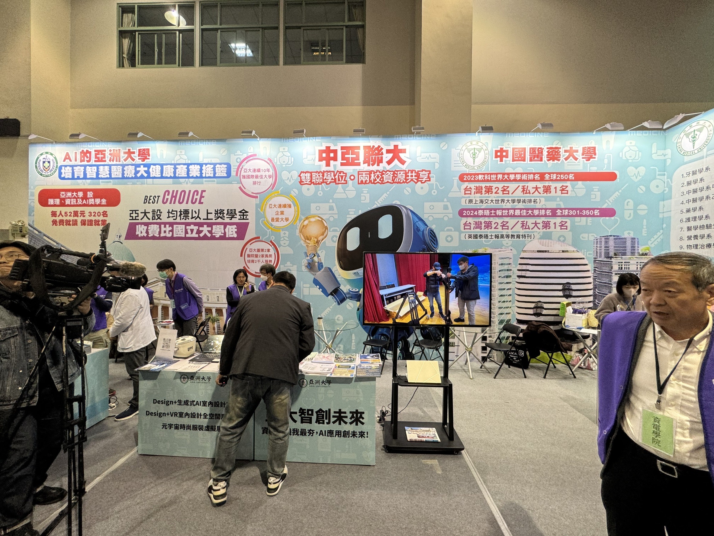 圖為2024大博會台北場,開展前副校長兼資電學院院長曾憲雄,指揮佈展。