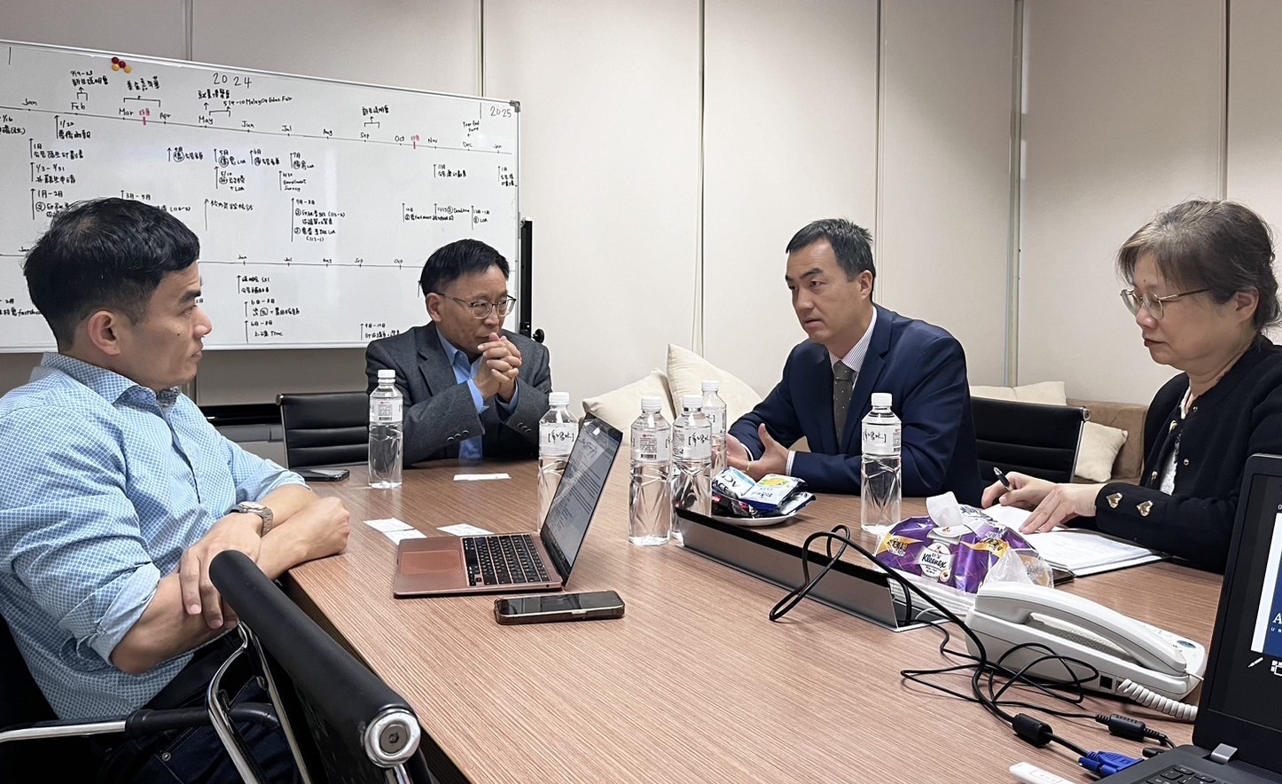 圖為(由左而右)亞大研發長許慶賢、國際長陳英輝、加拿大駐台北貿易辦事處副處長Danyu Bai、商務資深經理Sylvia Shih,雙方討論未來交流合作事宜。