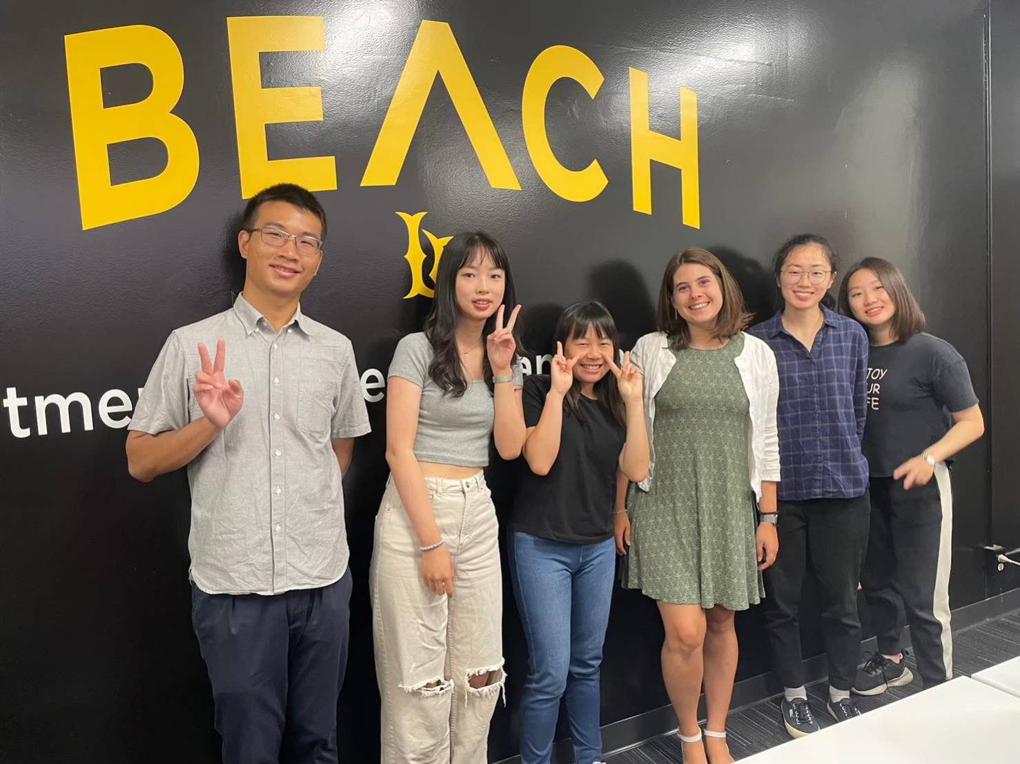 圖為亞大聽語系同學,課後與美國加州大學長灘分校吞嚥障礙課教授合影。