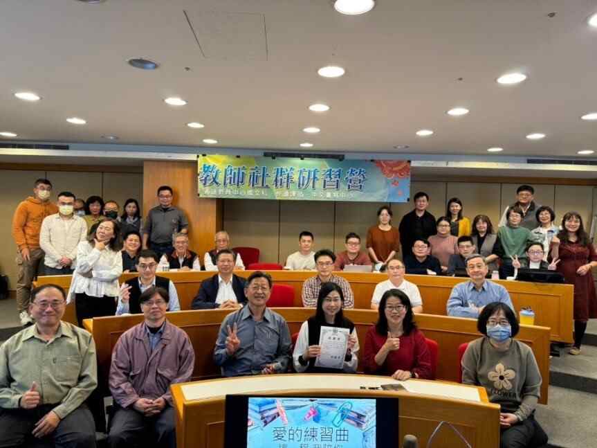圖為亞大通識中心,舉辦通識教師社群聯合研習營,參與教師合影。