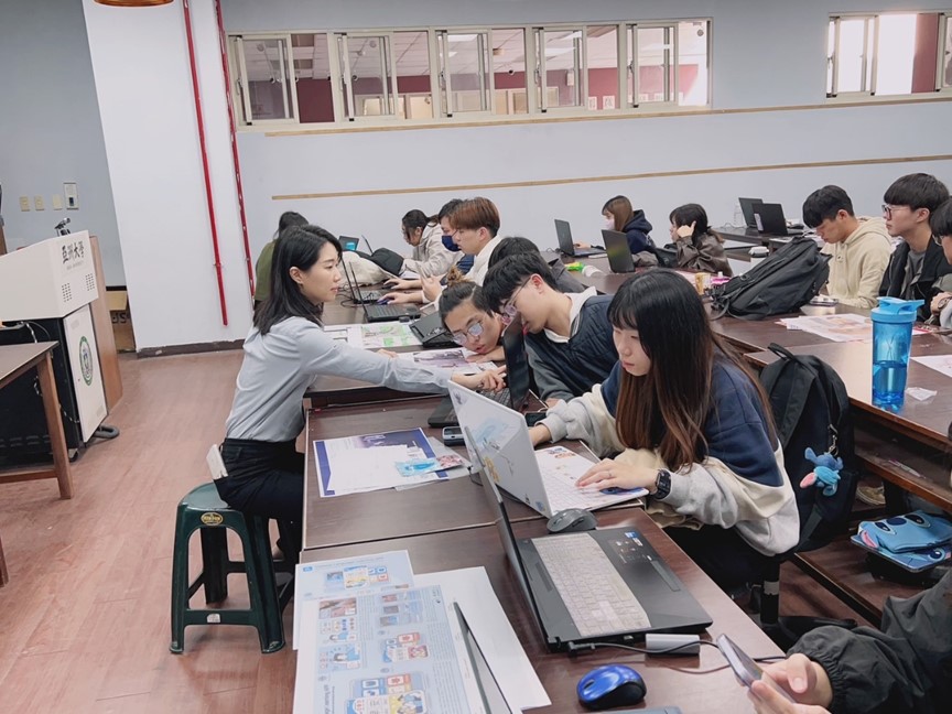 圖為「Awards Lab設計獎懶人包」設計師吳品潔(左),進行「IF學生獎」工作坊。