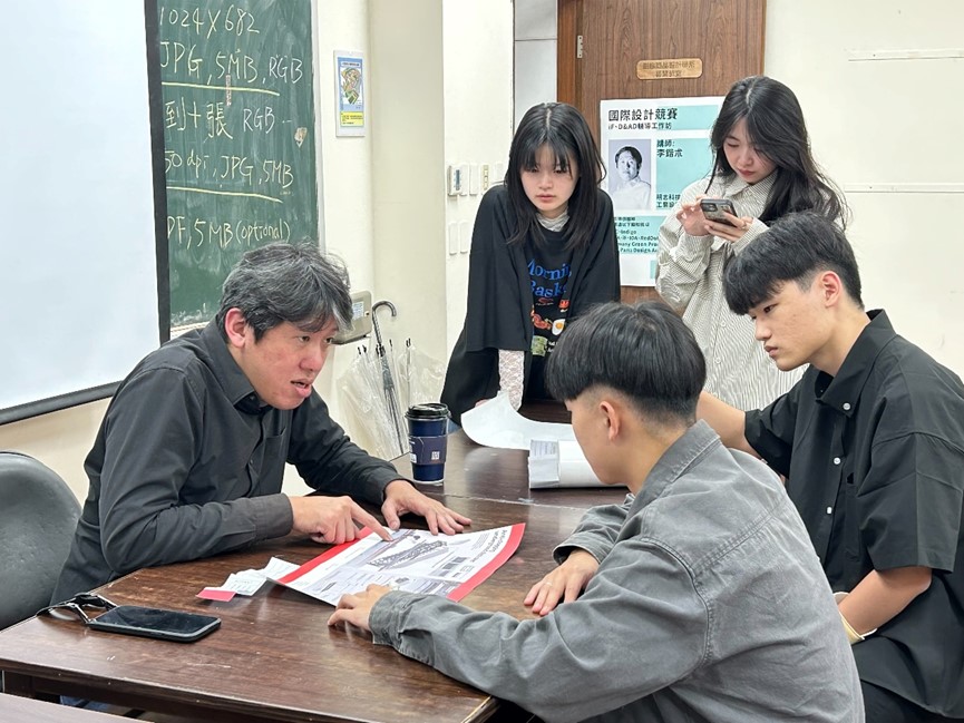 圖為國際設計得獎大師李鍇朮(左),進行「D&AD、IF學生獎」工作坊。