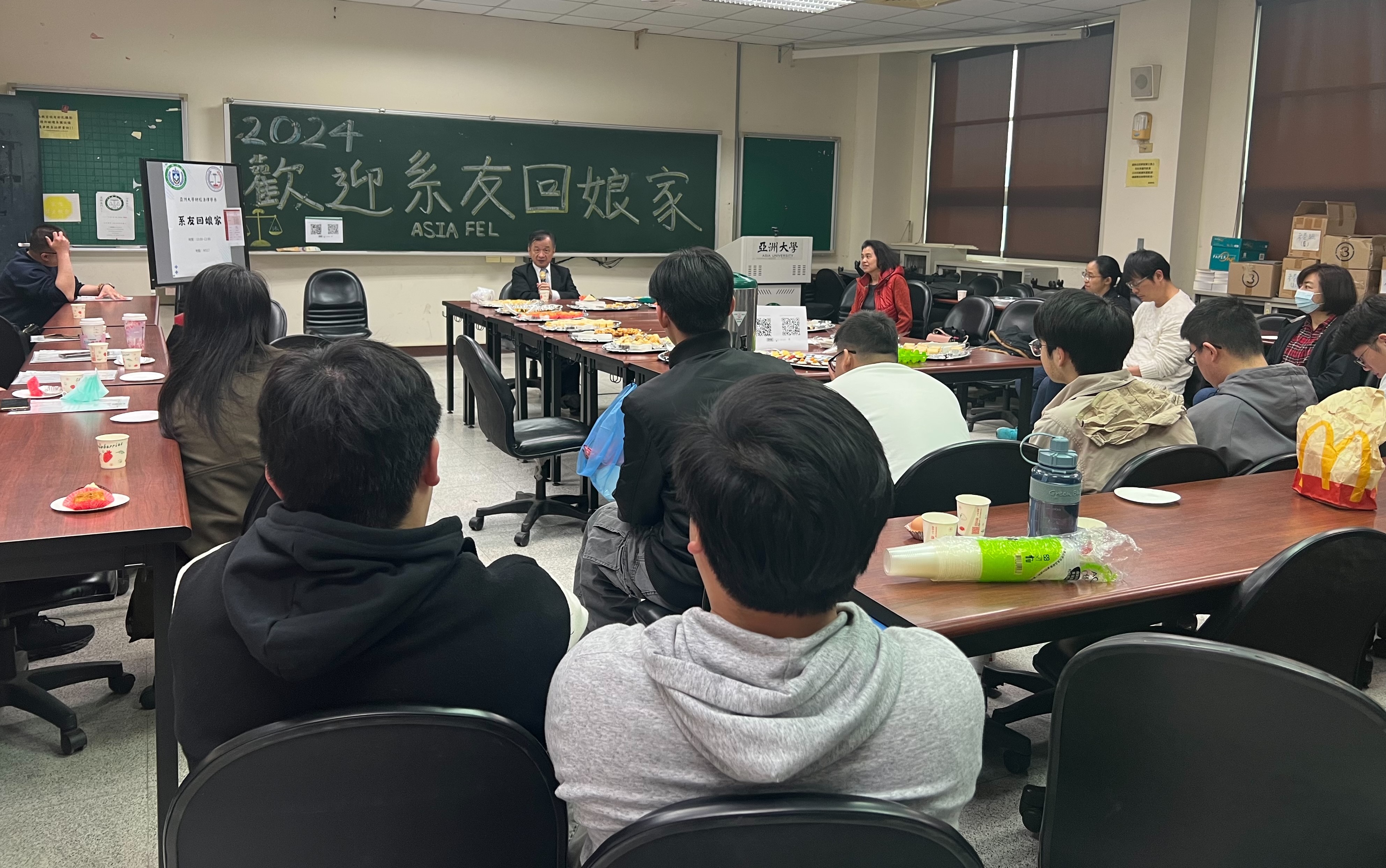 圖為陸委會主委邱太三教授,現身亞大財法系系友回娘家活動,與系友、同學座談。