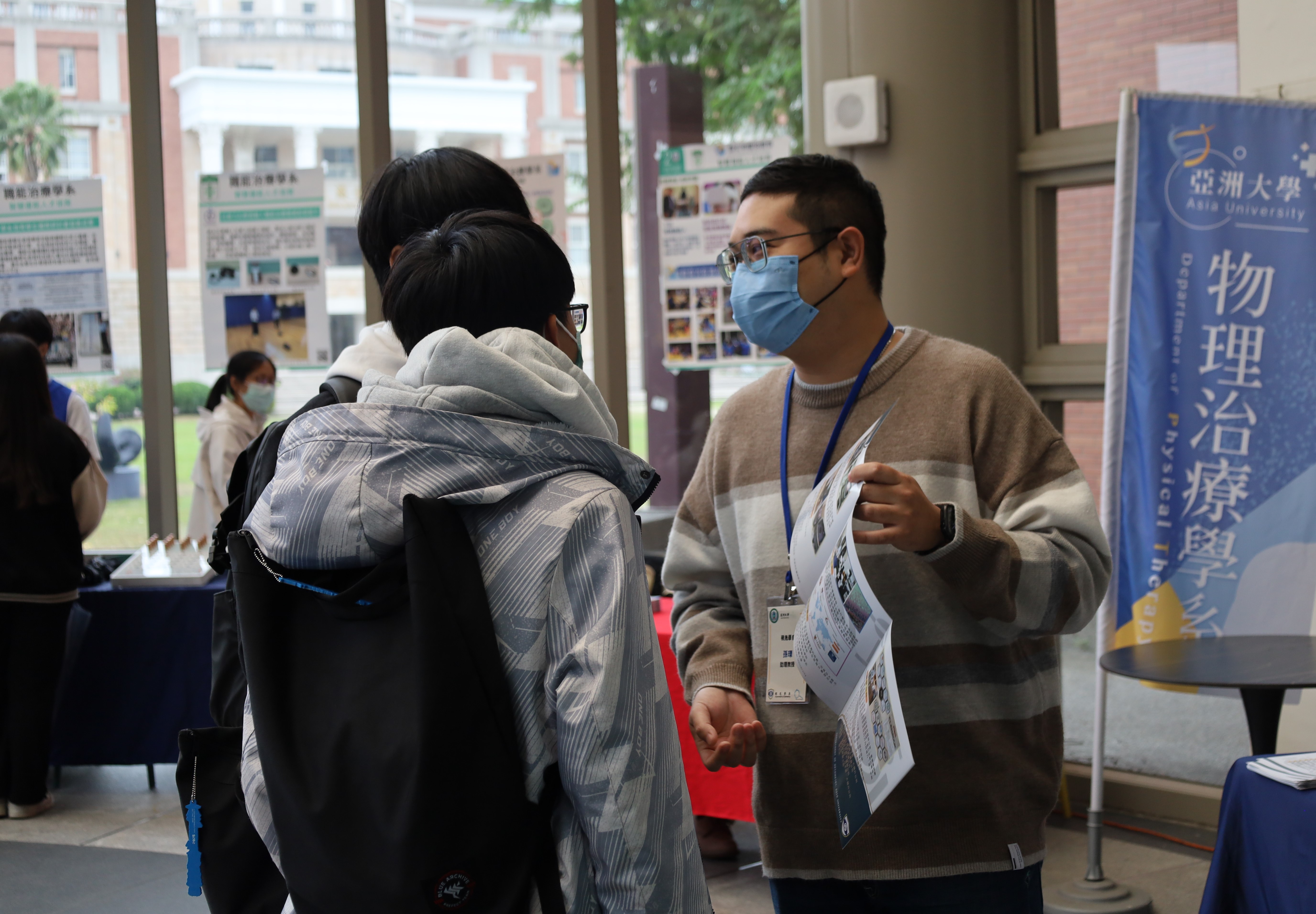 圖為亞大各學院系所特色成果展，考生深入了解各系所特色。