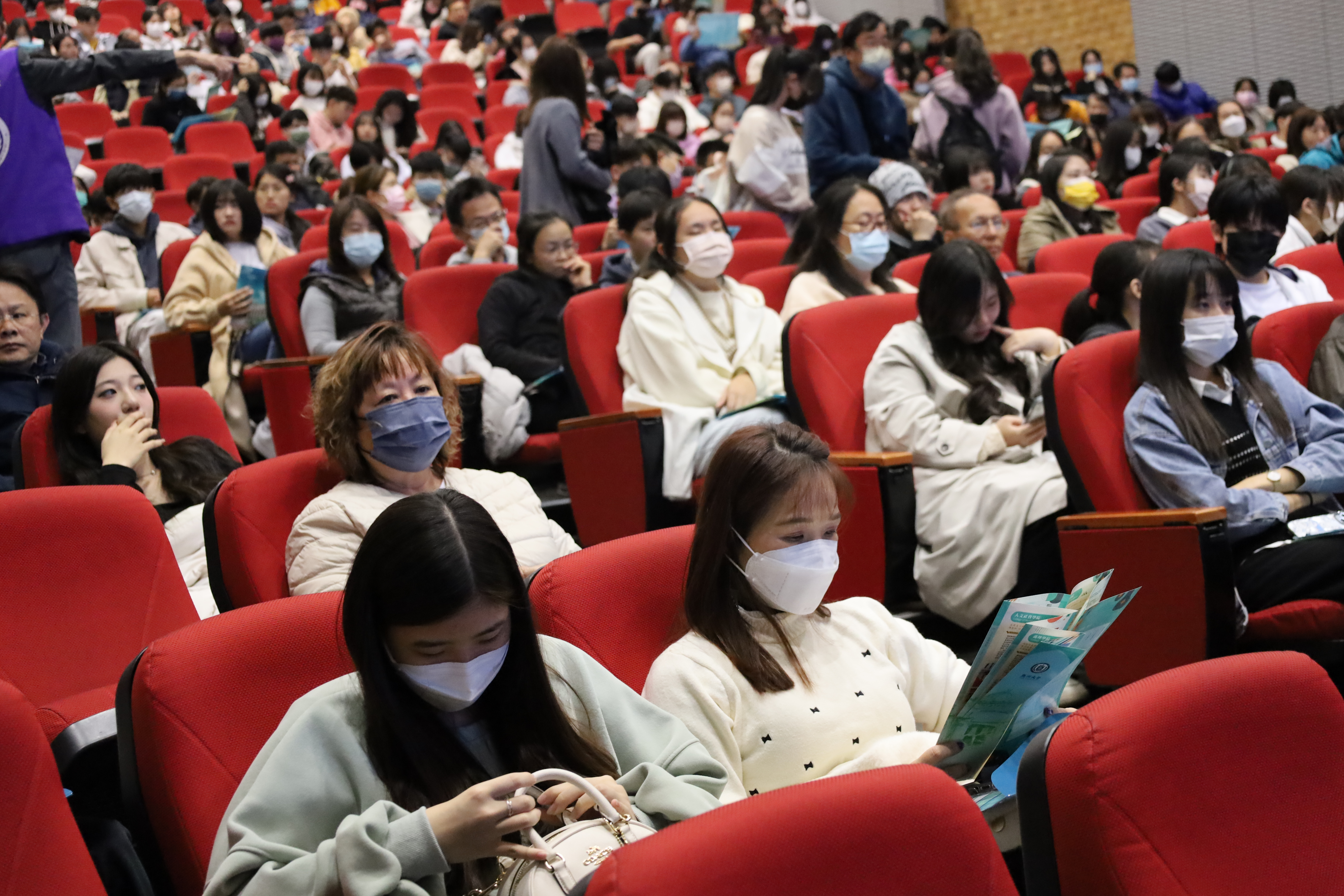 圖為參加「申請入學落點分析講座」的考生、家長，仔細研讀亞大的各種資料。