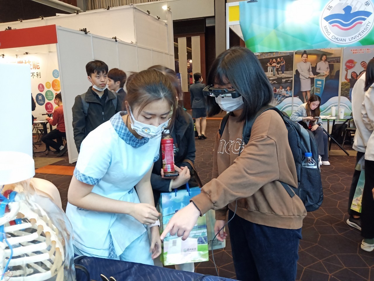 圖為高雄大博會現場,考生戴上亞大護理學院AR眼鏡,體驗AR移動病房學習。