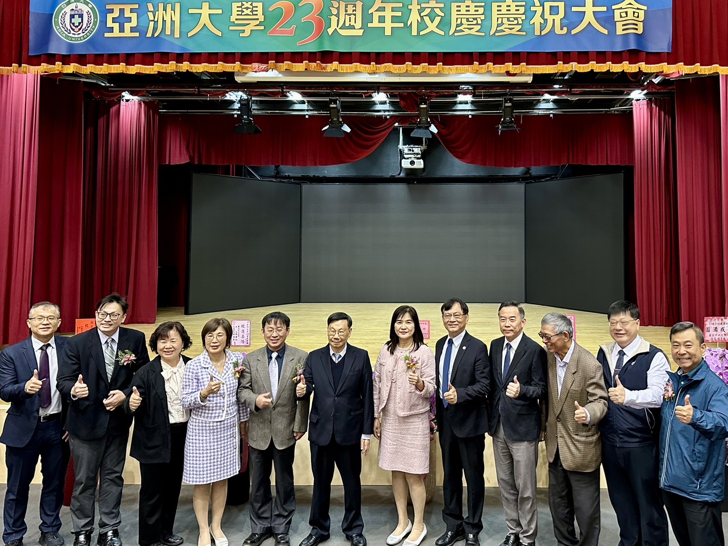 圖為亞大23周年校慶,亞大校長蔡進發(左6),與來參加的各高中校長及代表合影、