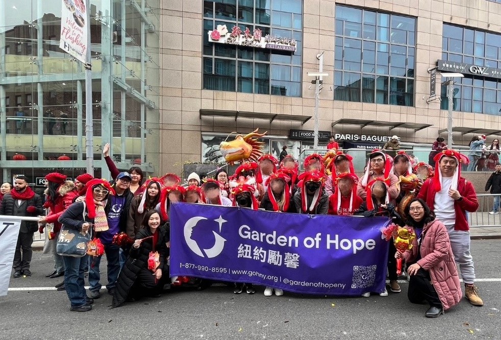 圖為亞大心理系3位同學,與「Garden of Hope」人員,參與紐約市皇后區法拉盛的春節遊行。