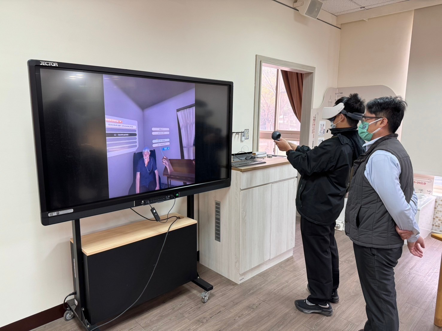 圖為亞大「未來高齡智慧照顧中心」,有長照訓練VR體驗。