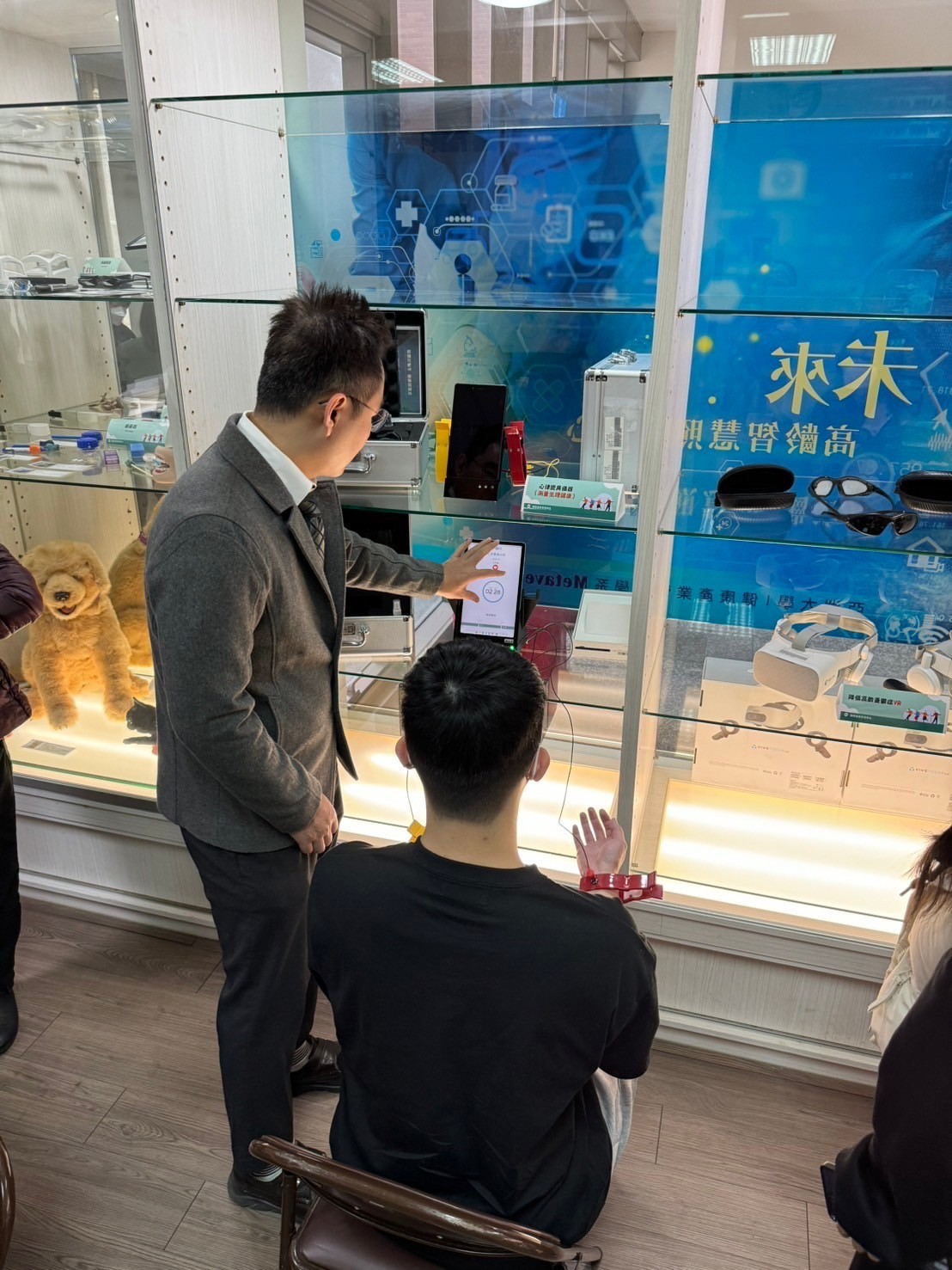 圖為亞大「未來高齡智慧照顧中心」,有心率變異儀器,可進行心率變異測量。