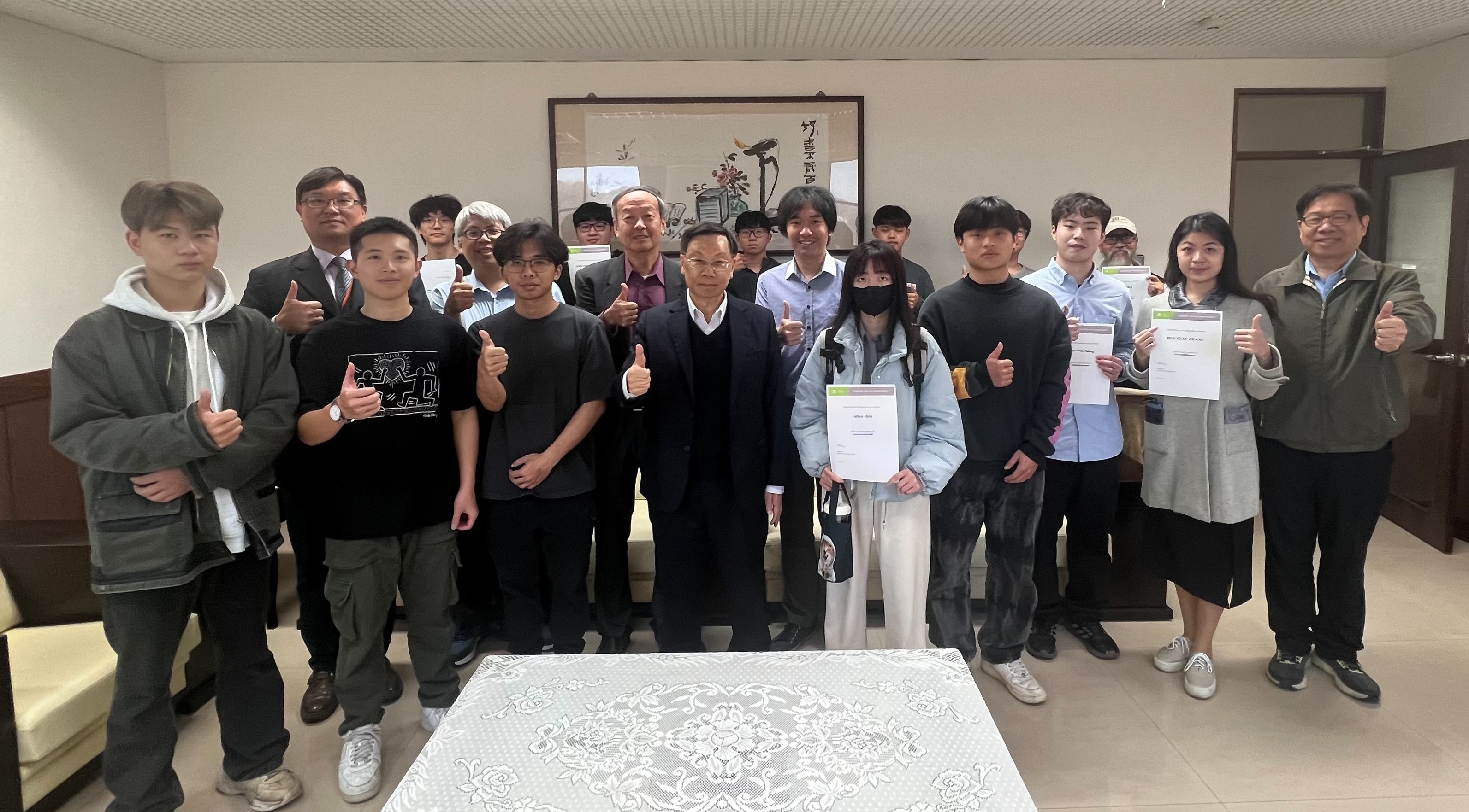 圖為亞大校長蔡進發(前排左4),與資電學院獲輝達NVIDIA國際證照的同學和師長合影。