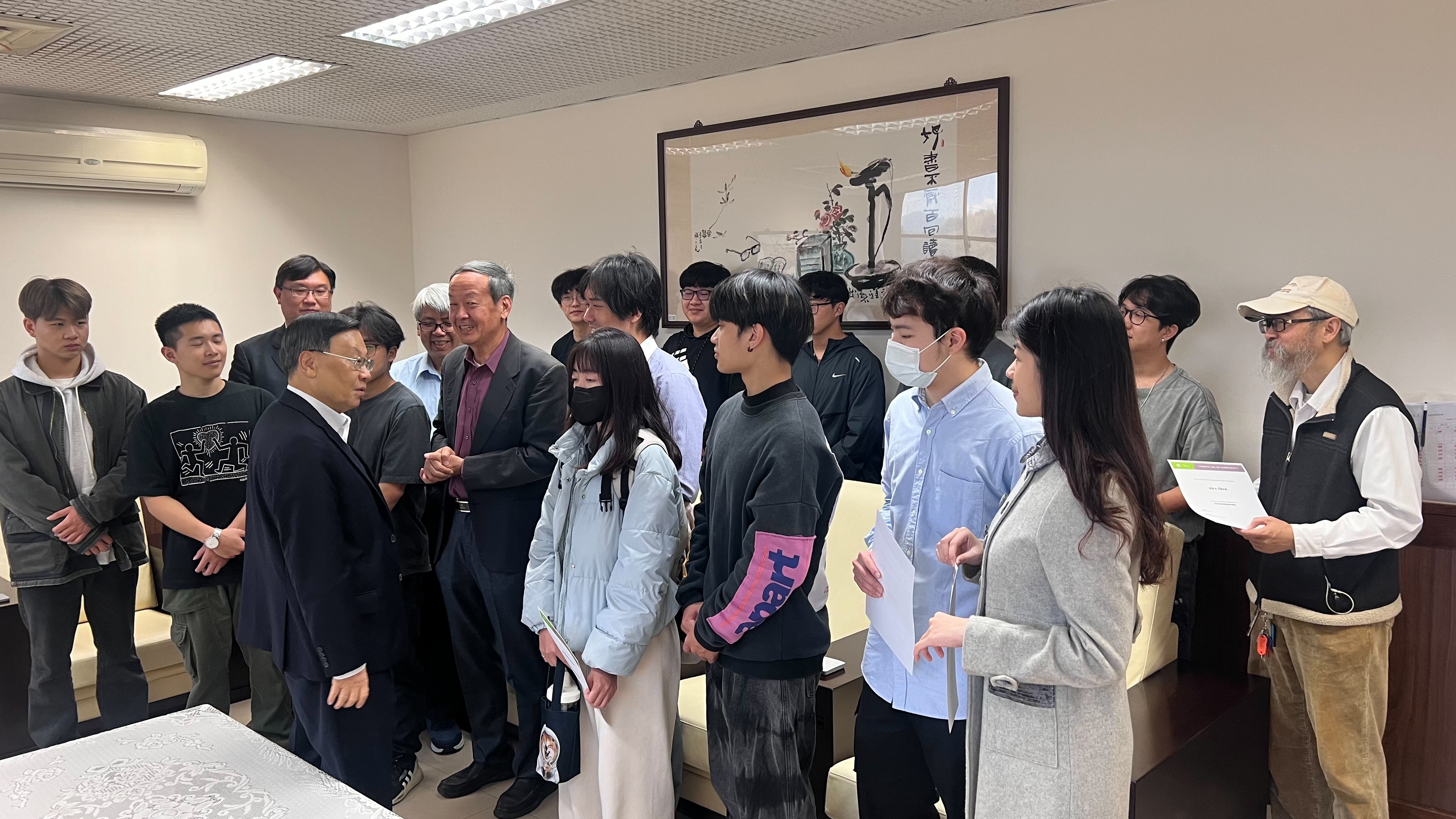 圖為亞大校長蔡進發(前排左),嘉勉取得輝達NVIDIA國際證照的同學。