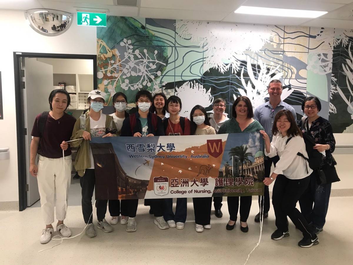 圖為亞大護理系簡慧雯老師(右1)、護理系同學,與澳洲市立醫院護理部主管,在急診室外合影。