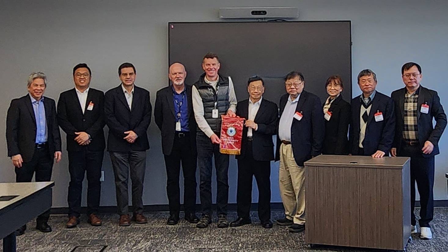 圖為亞大校長蔡進發(右5)、AMD院士Ralph Wittig(右6)等,雙方人員在AMD加州總部合影。